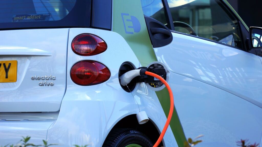 Een laadstekker in een elektrische auto die aan het opladen is