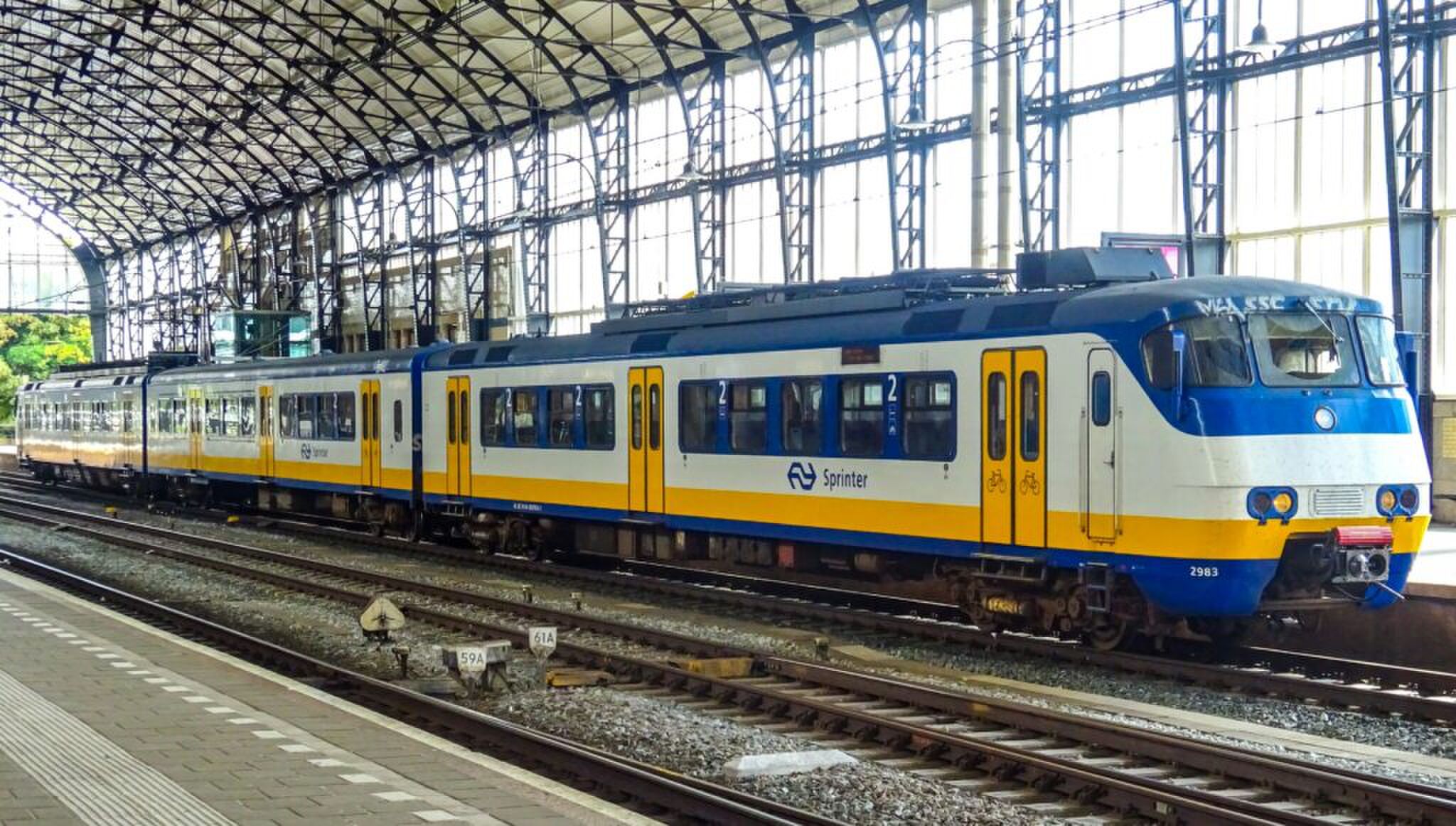 Een trein op een station in Nederland.