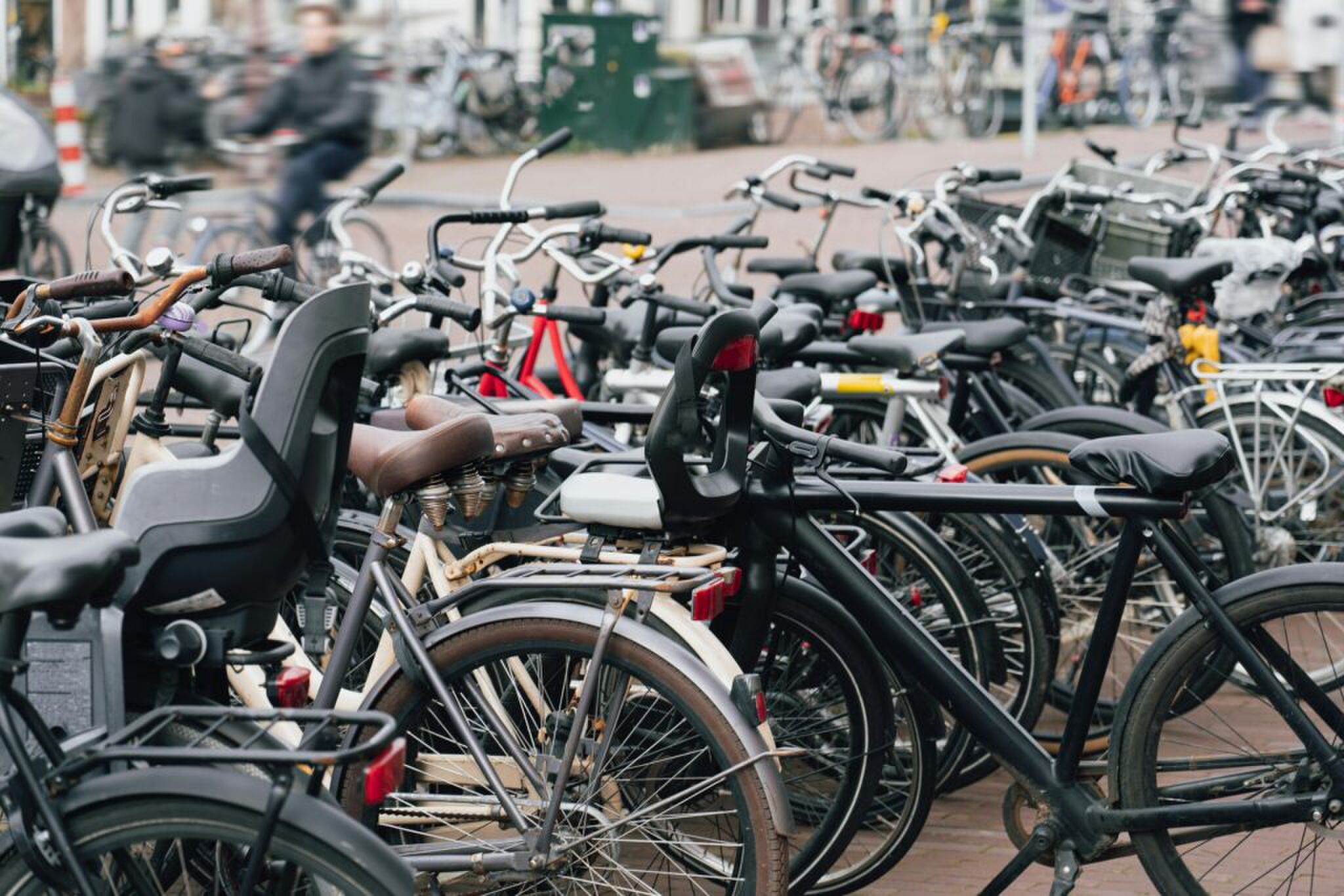 Een groep geparkeerde fietsen. 