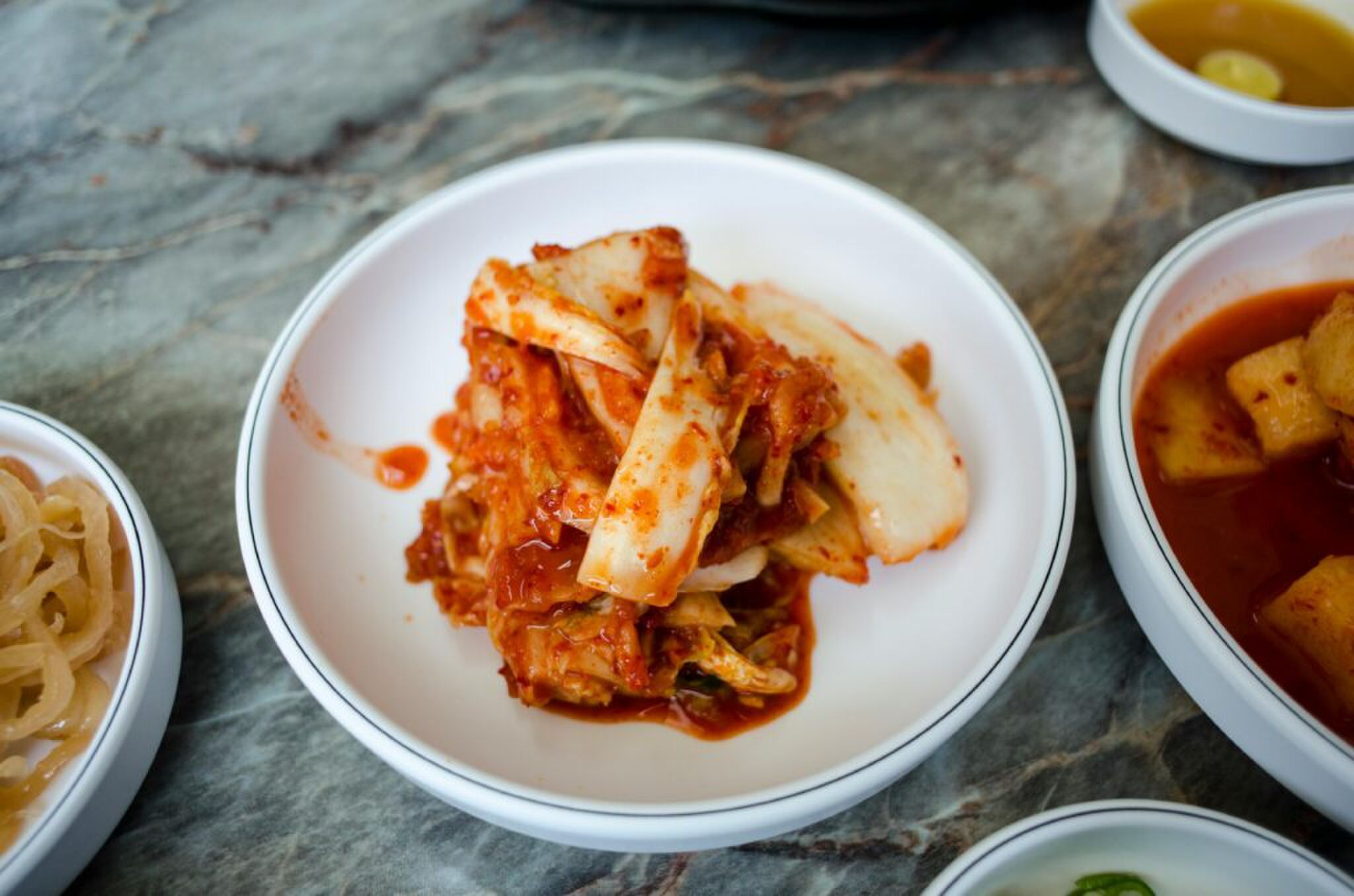 Een bakje met kimchi. 
