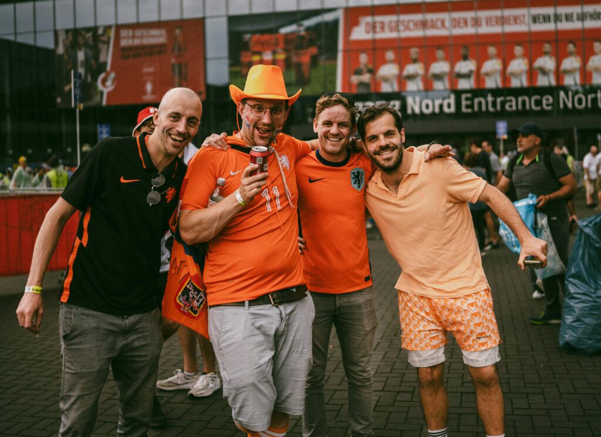 Nederlandse voetbalsupporters voor het voetbalstadion. 