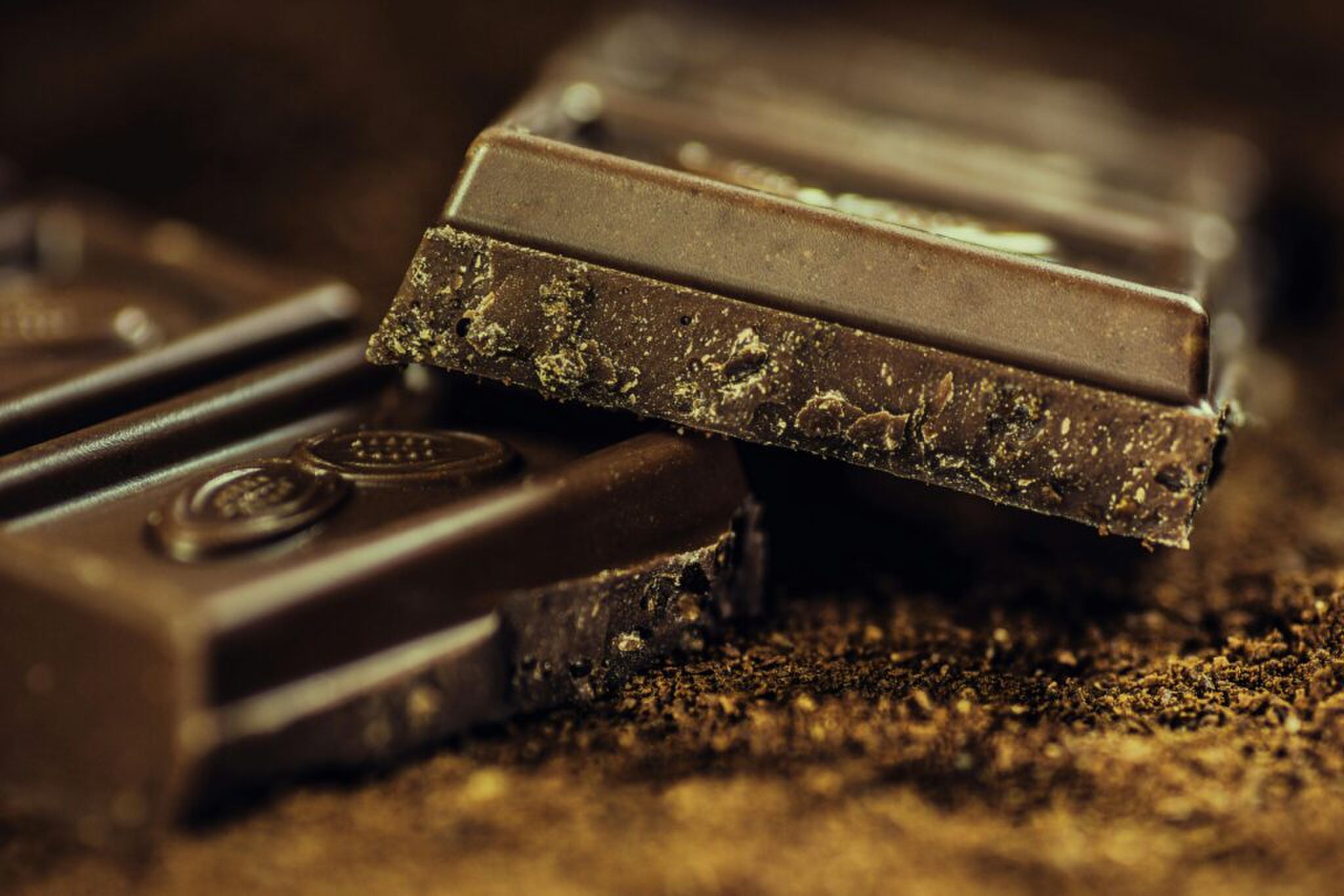 Twee blokjes pure chocolade. 