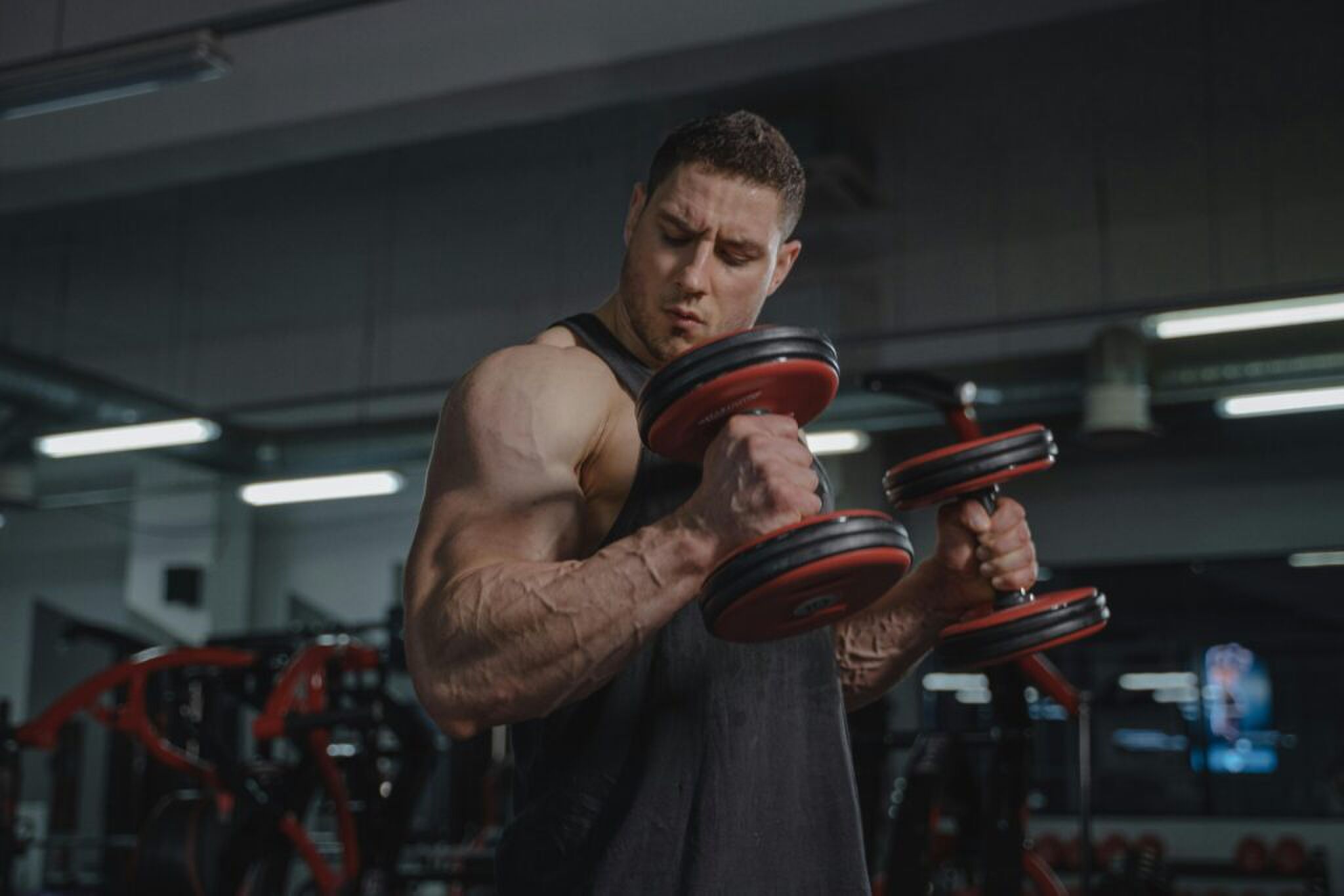 Een man die zijn biceps aan het trainen is in de sportschool