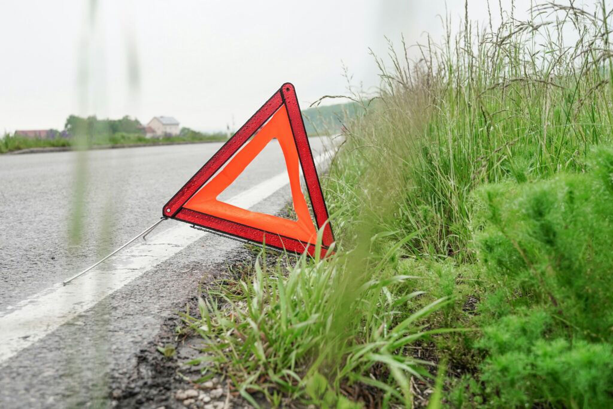 Een gevarendriehoek op de weg.