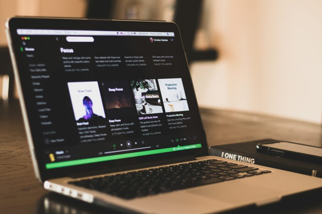 Een laptop met Spotify open.