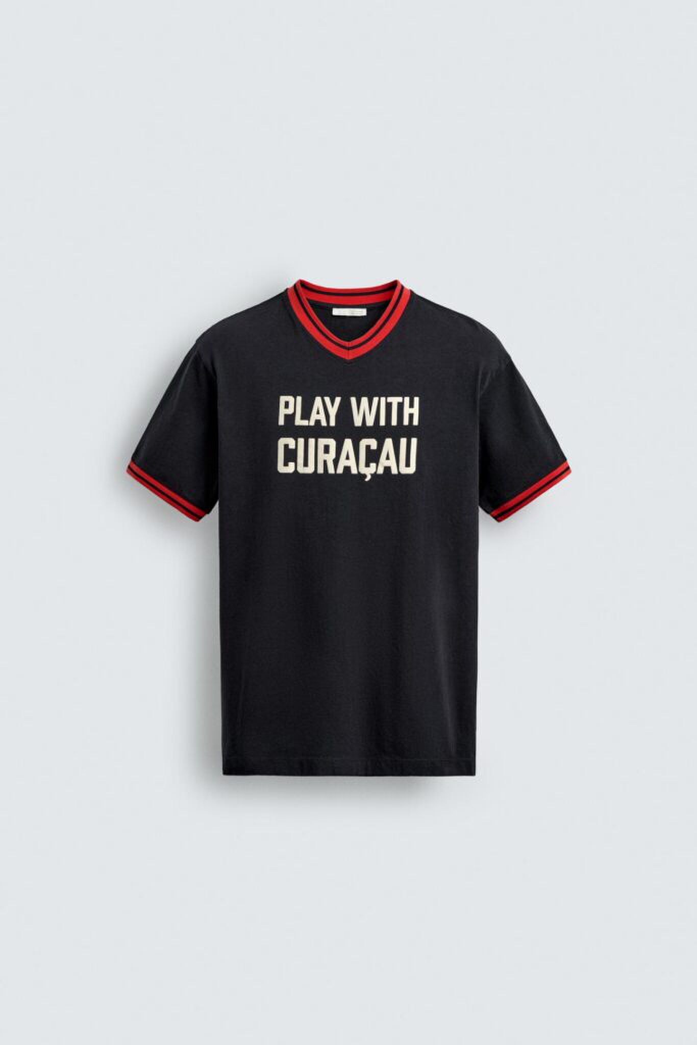 Een zwart shirt van de Zara met Curaçau erop.