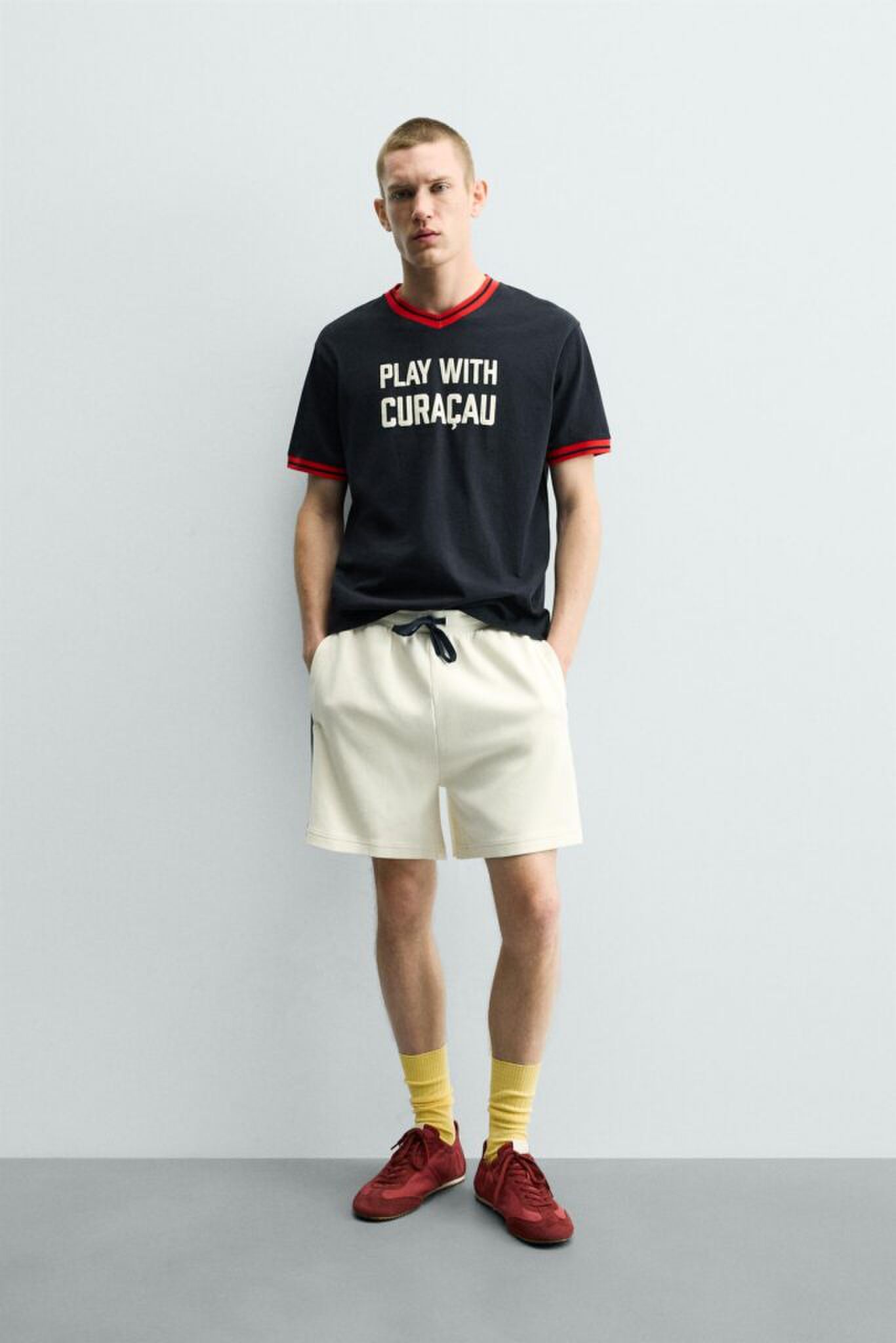 Een zwart shirt van de Zara met Curaçau erop.