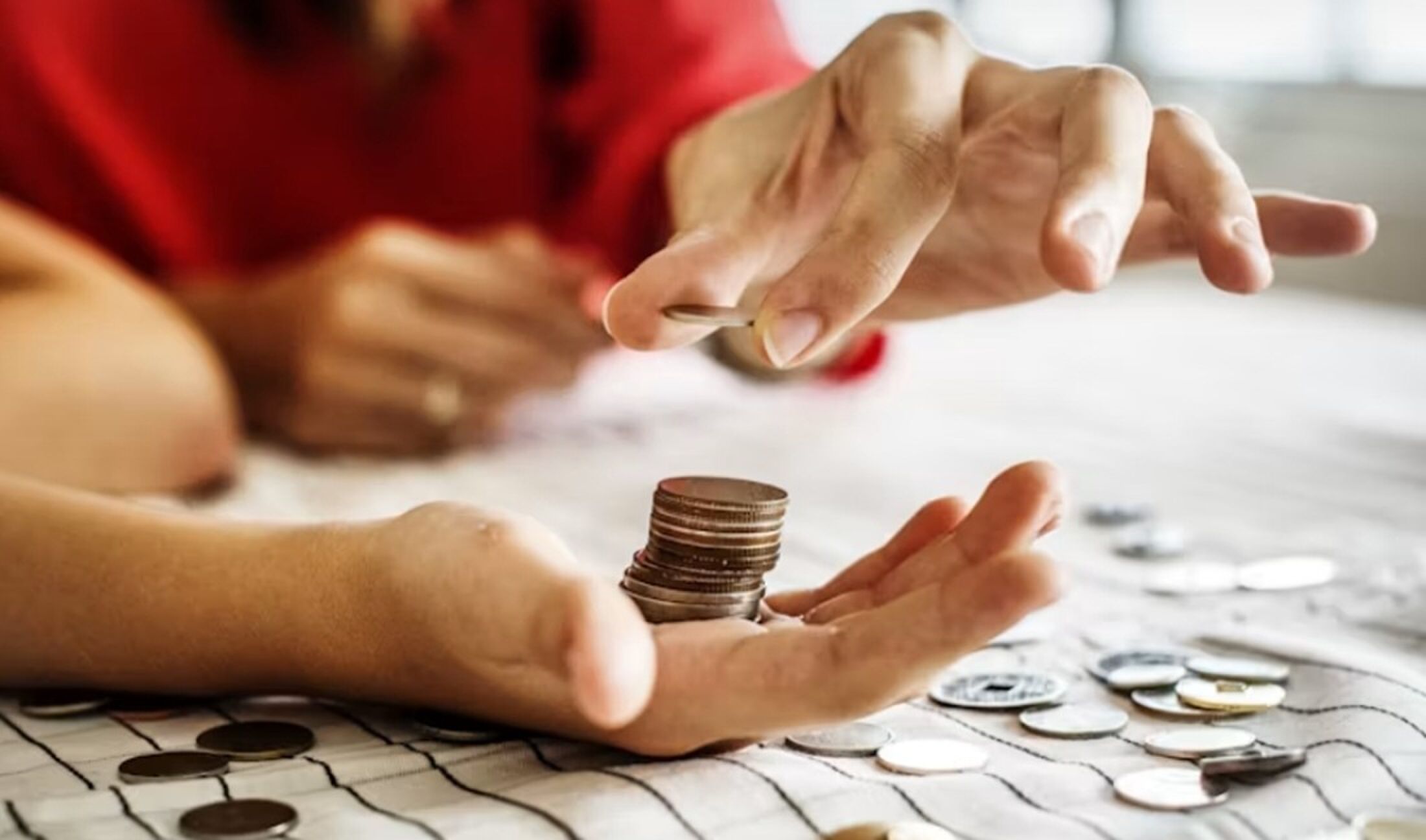 Een persoon die geld telt.