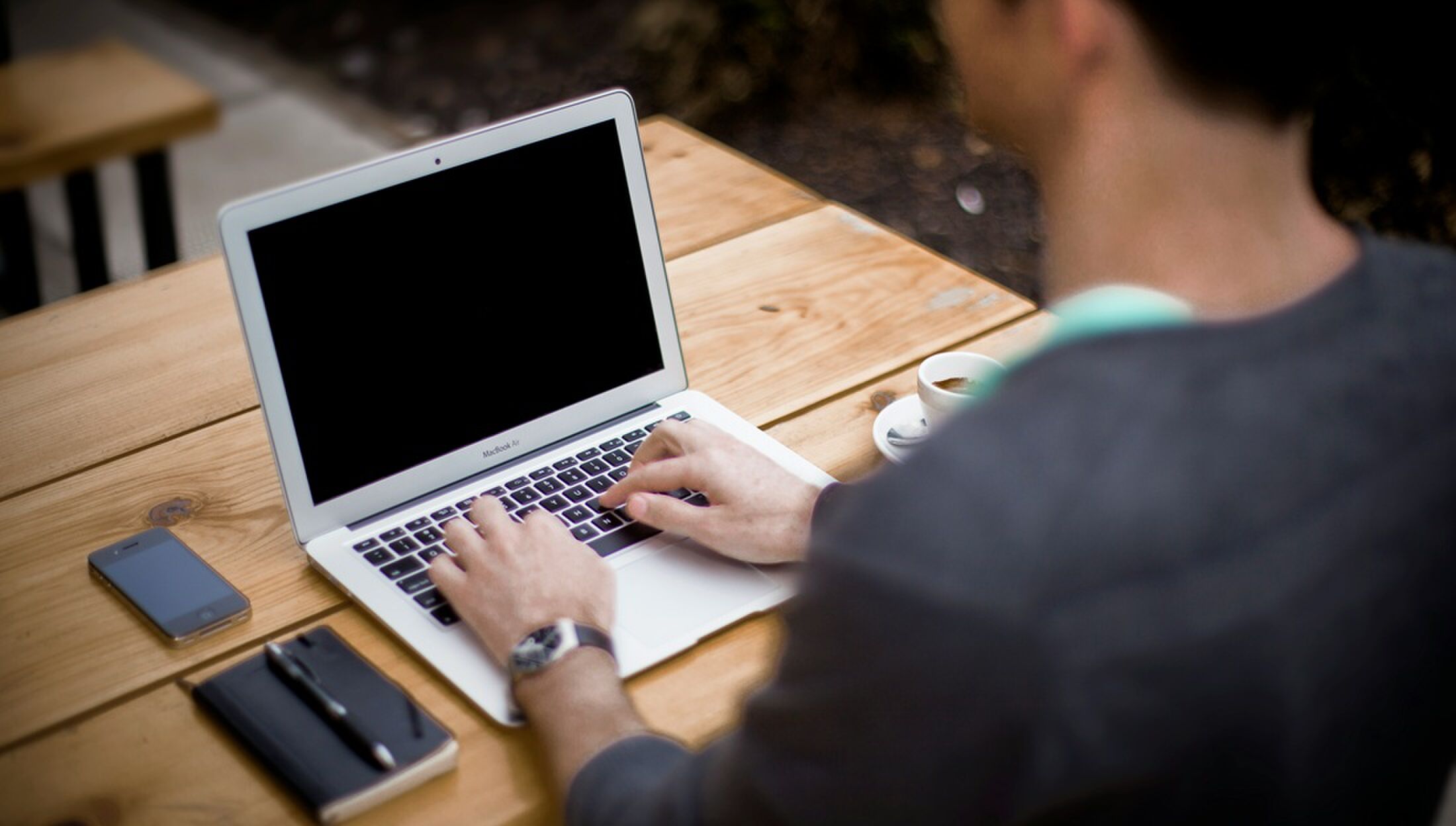 Persoon die op een laptop werkt.