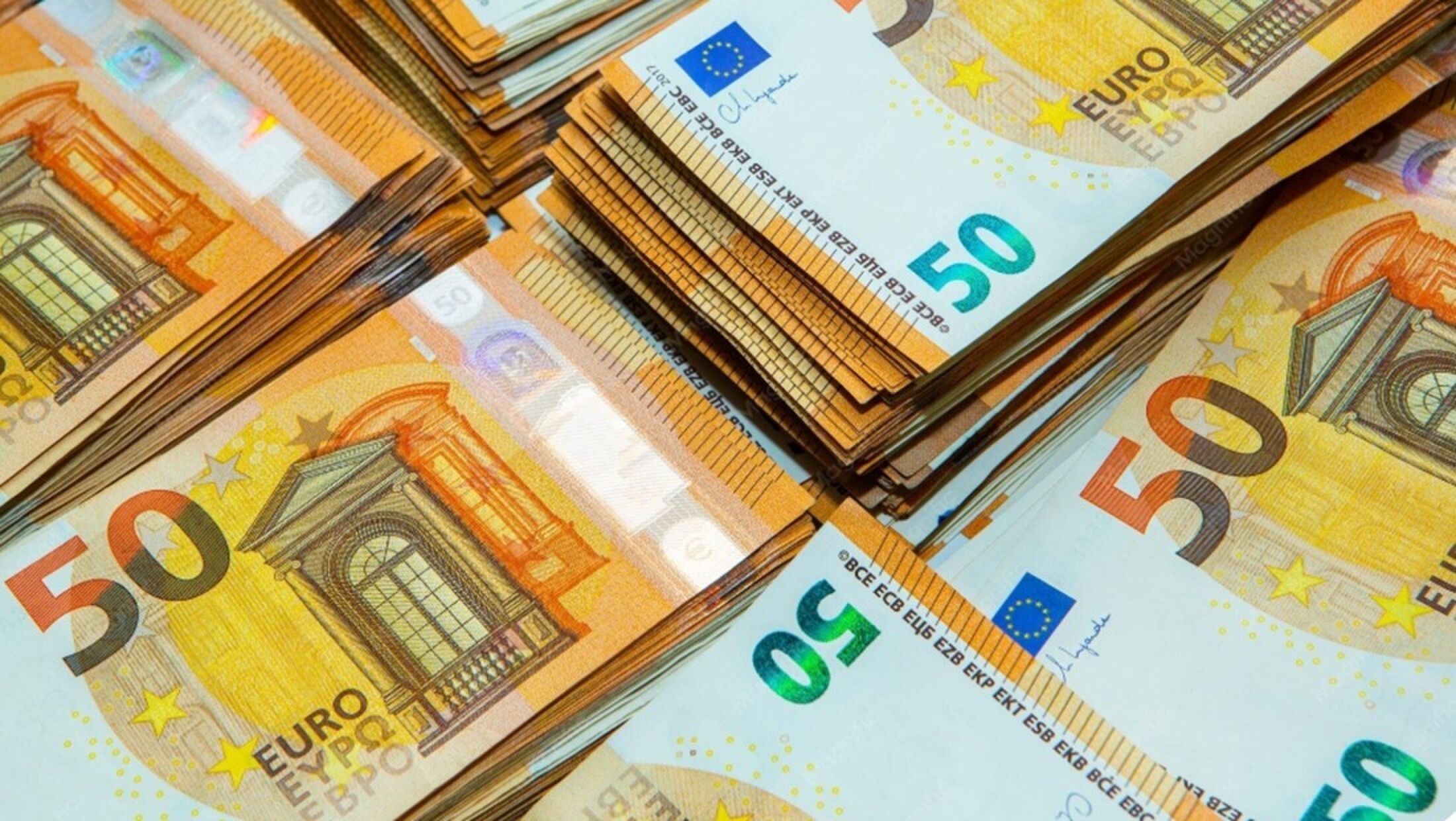 Stapeltjes met briefjes van 50 euro.