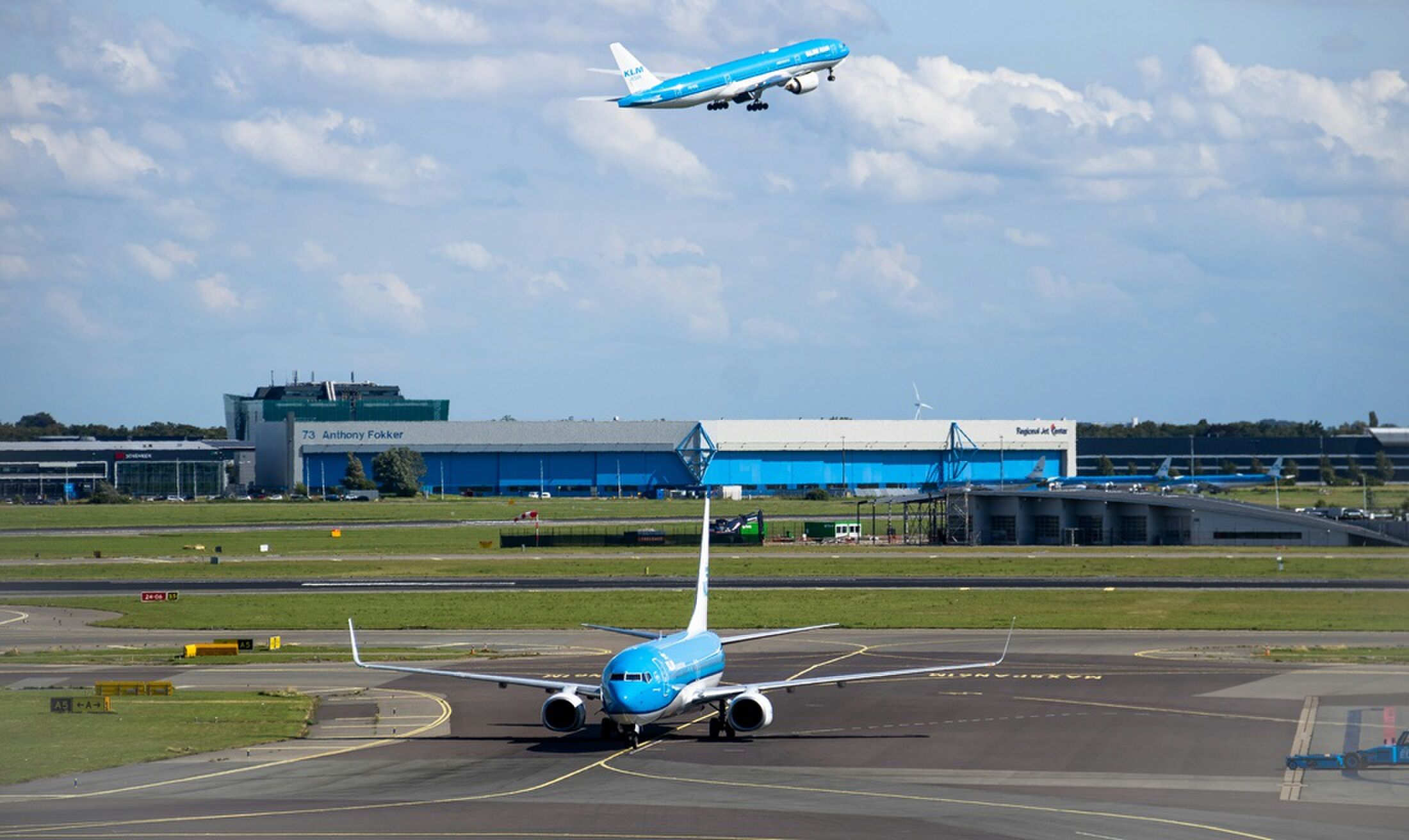 Een tweetal vliegtuigen op een luchthaven.
