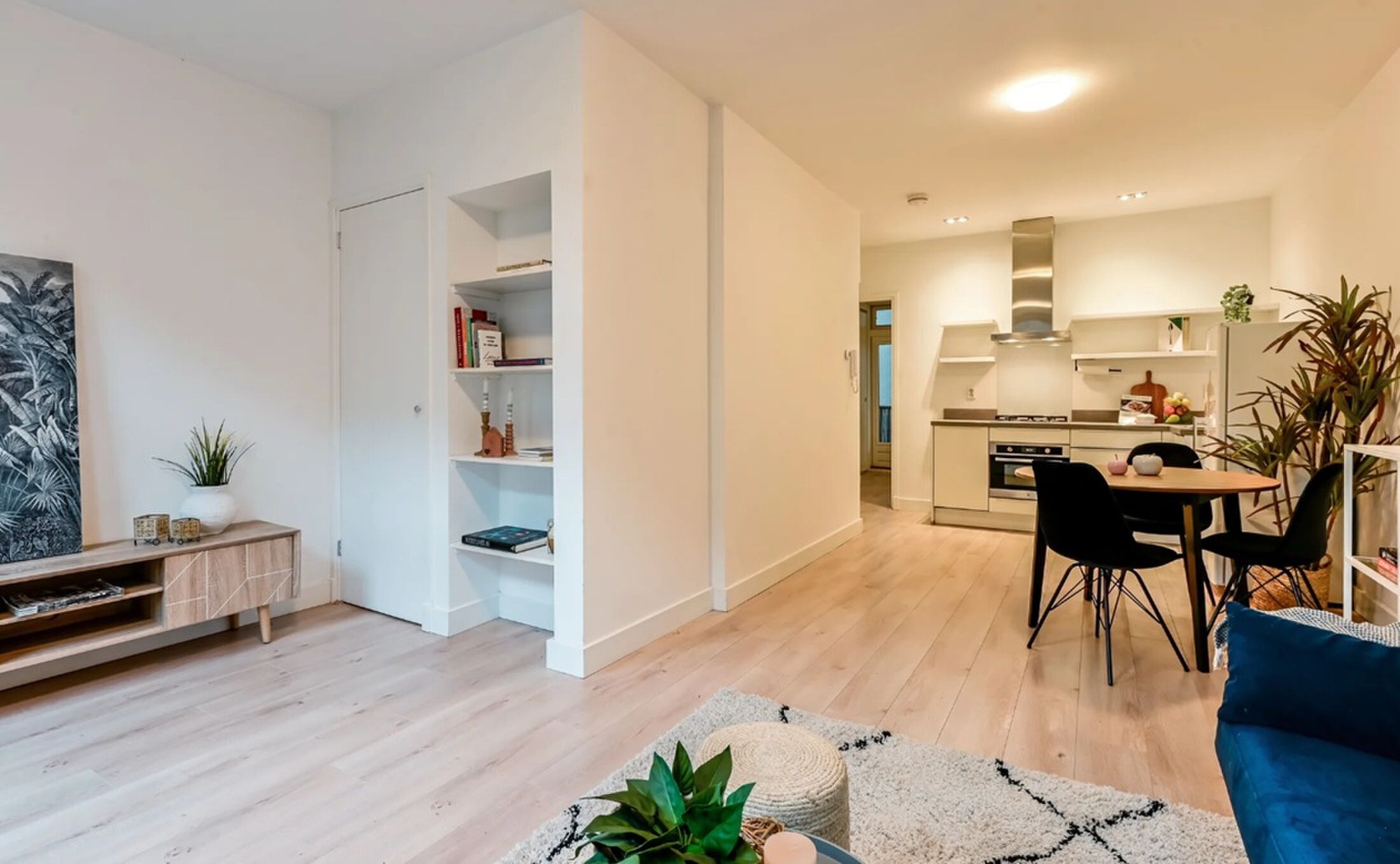De eetkamer en keuken.