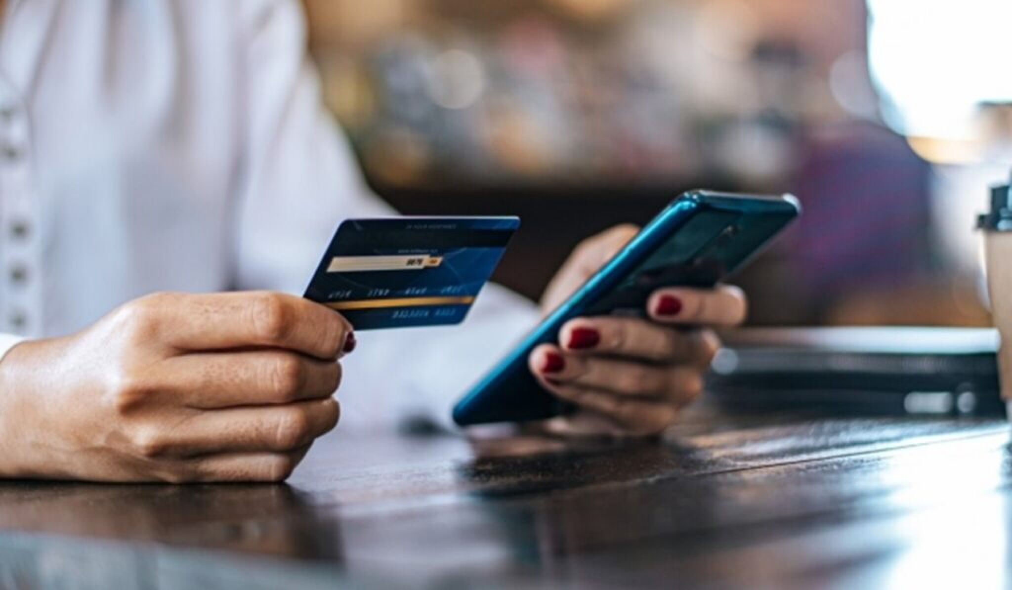 Iemand die online bankiert via een smartphone.