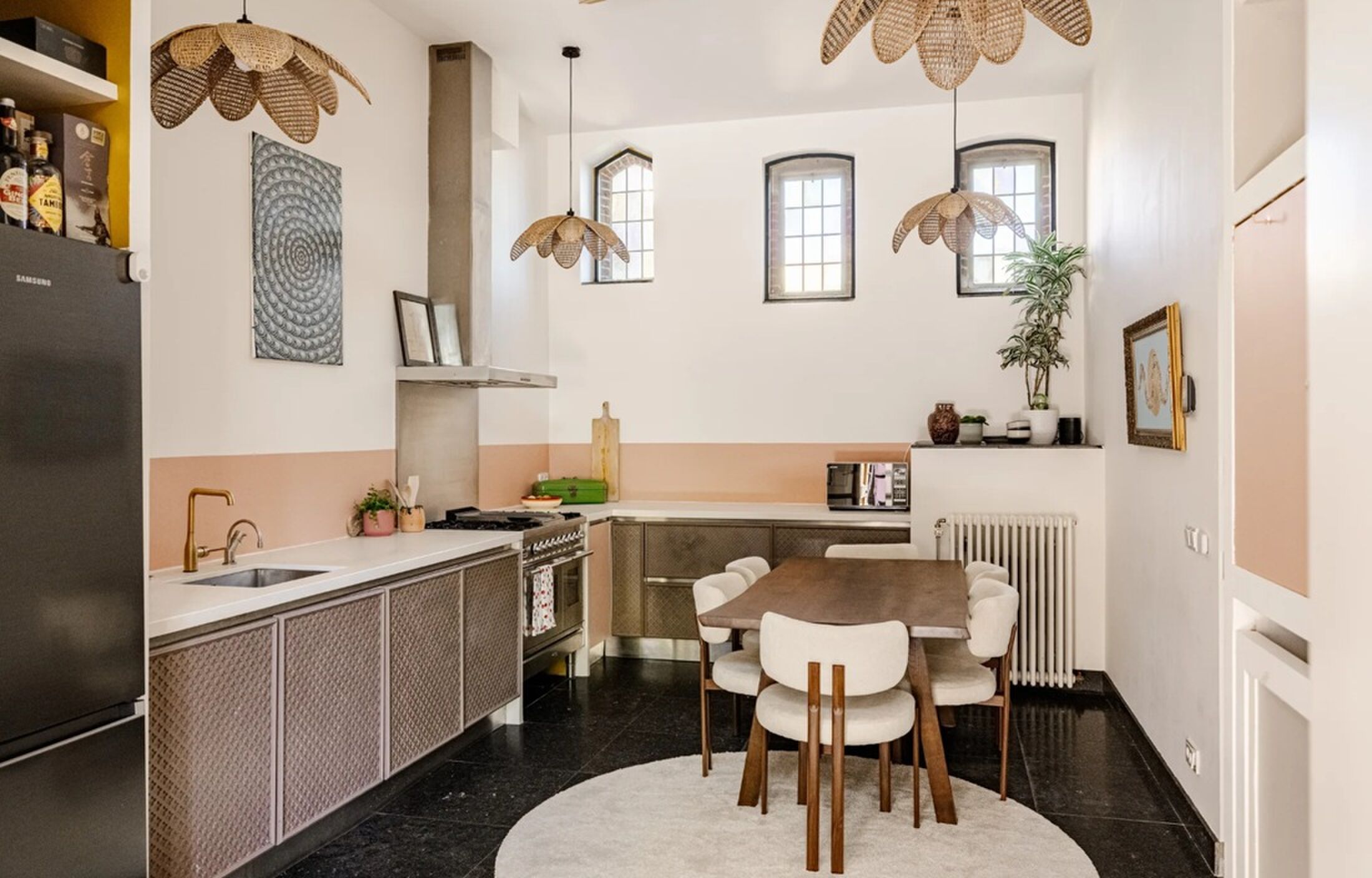 De keuken met verhoogd plafond.