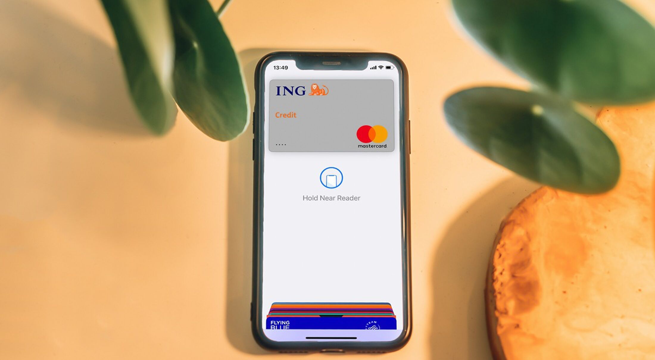Een smartphone met ING-pinpas.