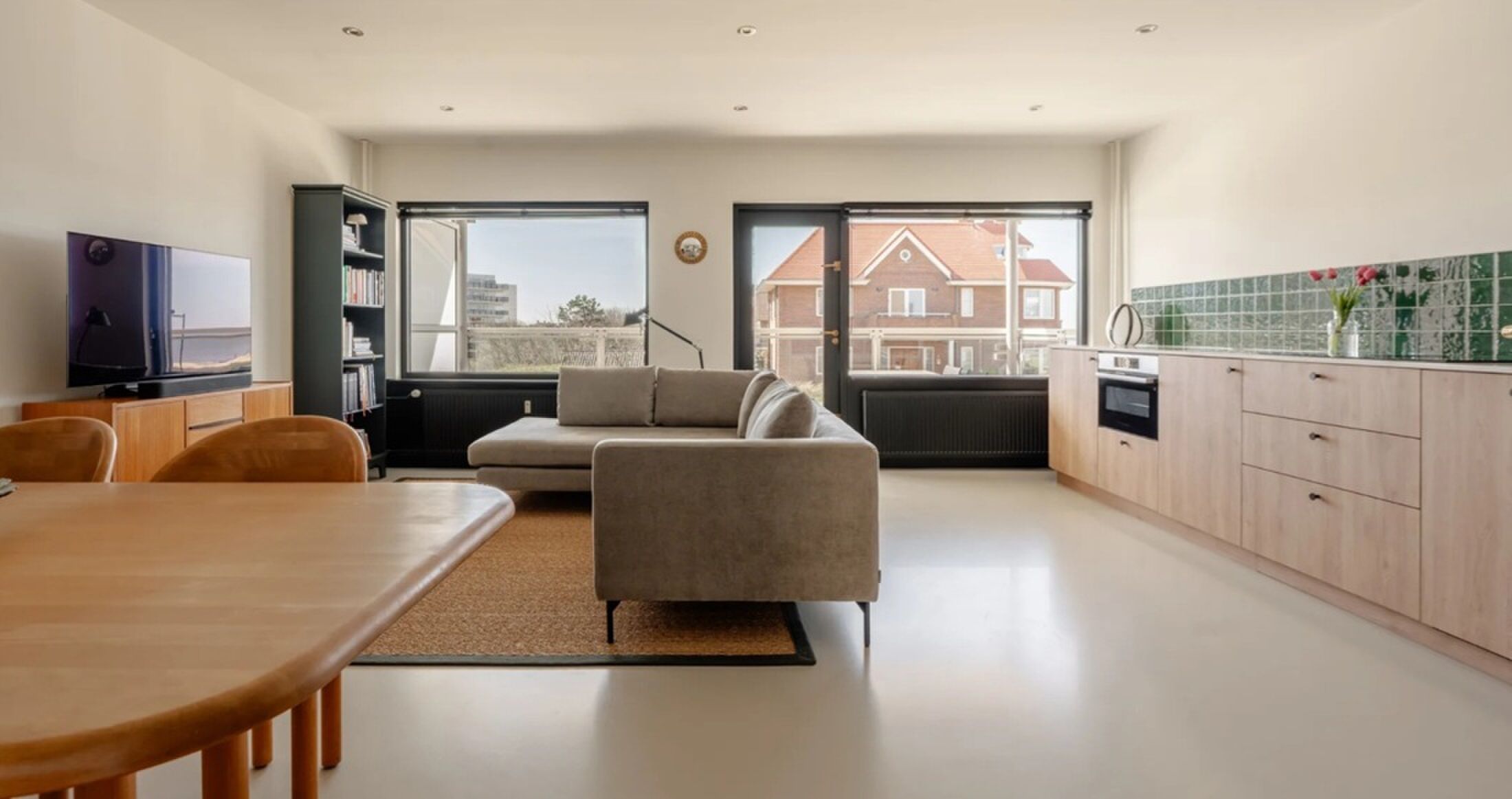 De living en de moderne keuken.
