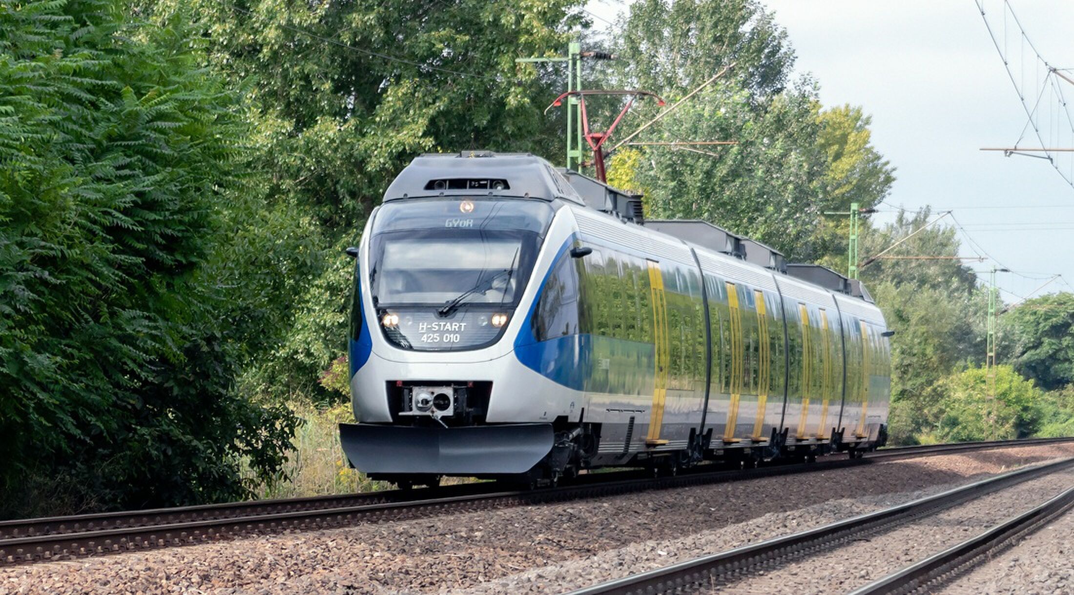 Een trein van NS die rijdt op een spoor.