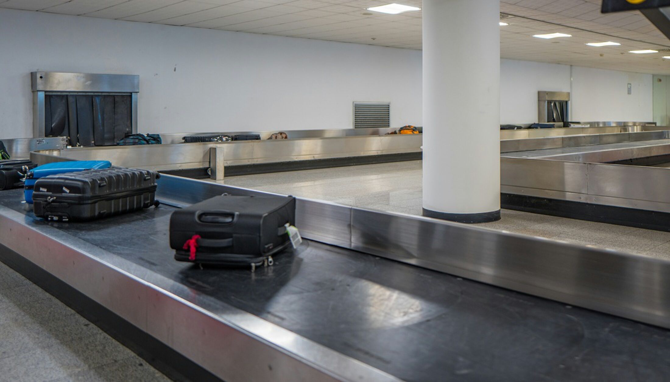 Bagage op een band op een luchthaven.