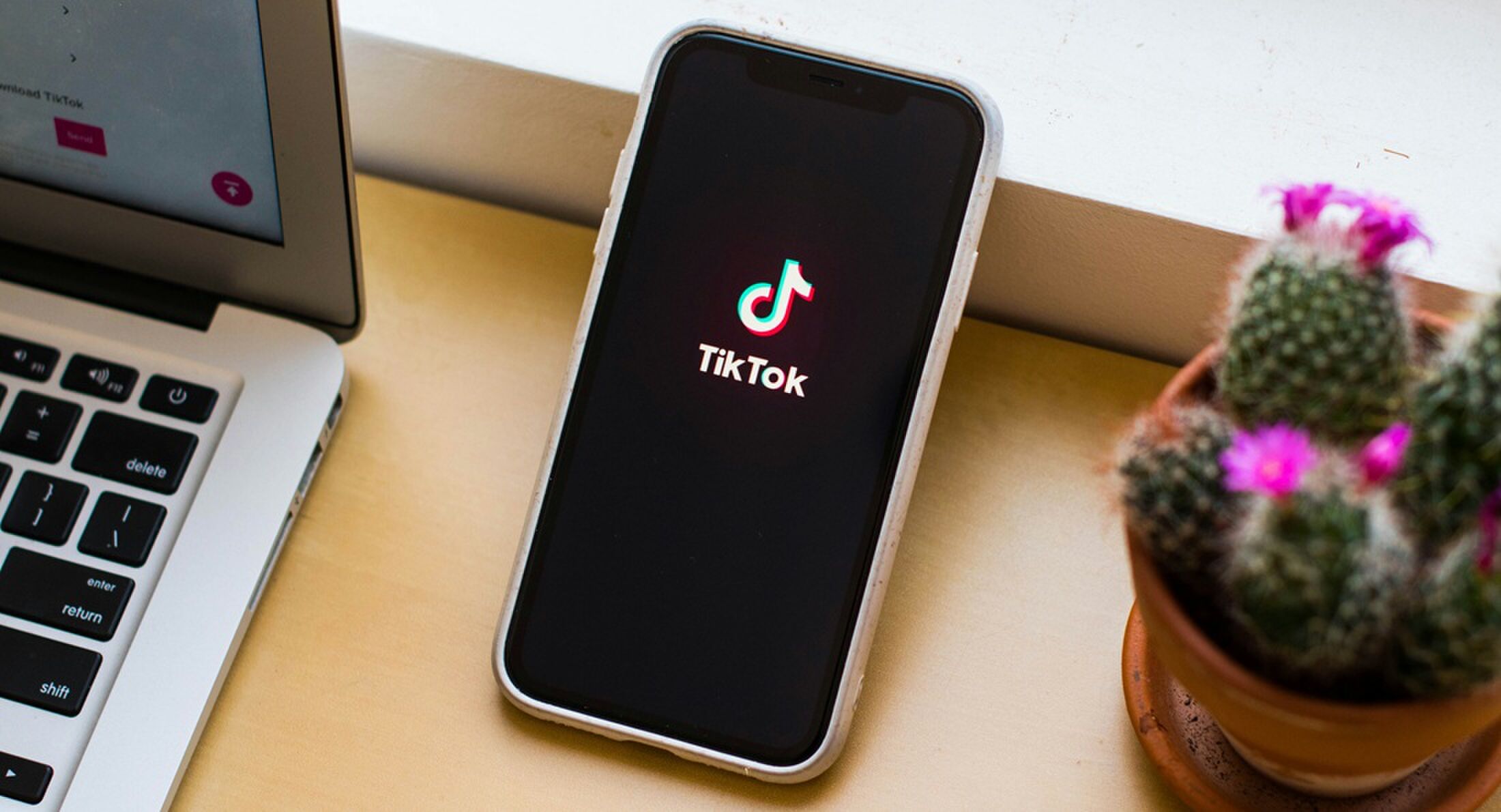 Een smartphone met daarop de app van TikTok.