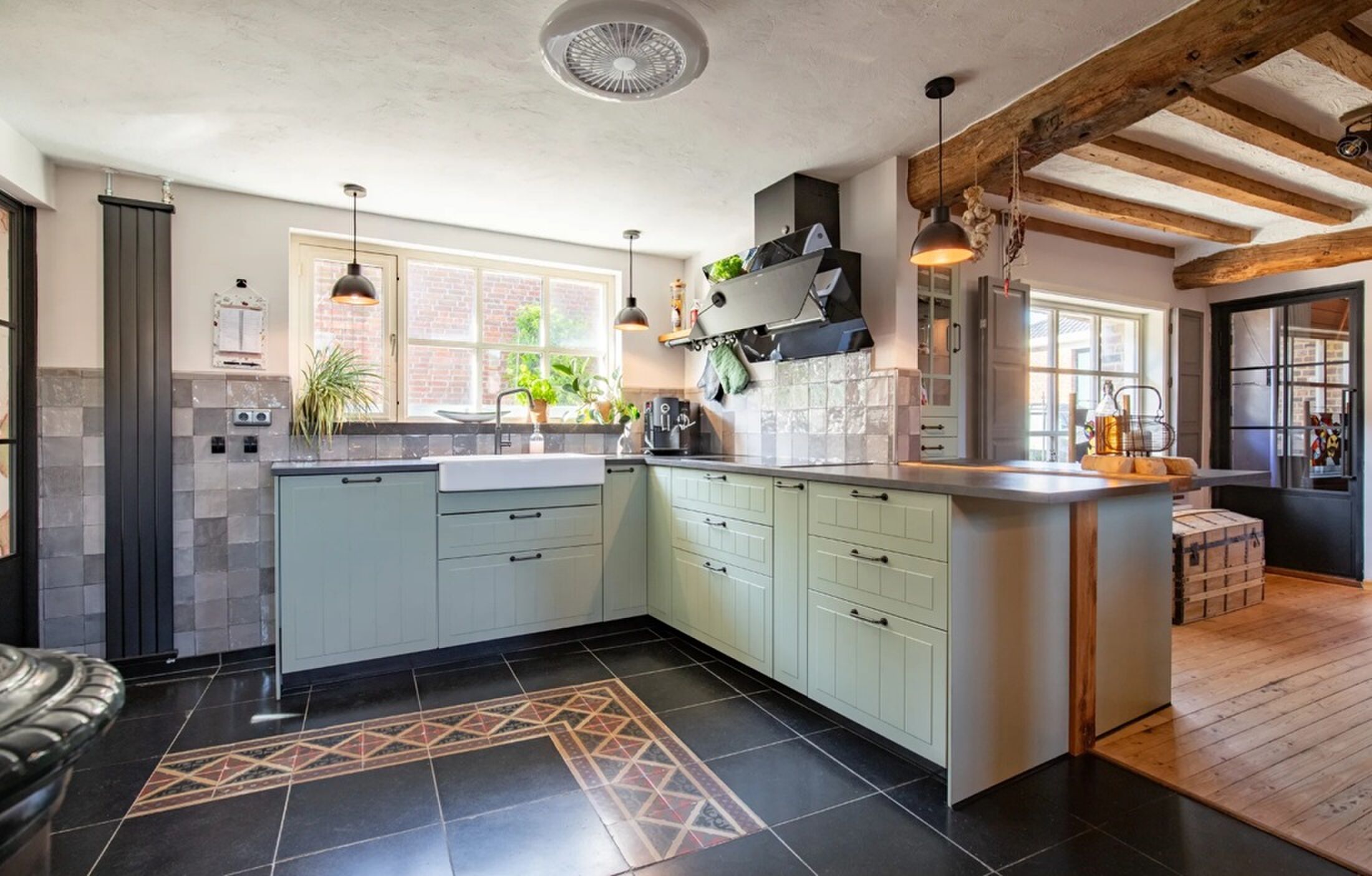 De keuken van de te koop staande woning.