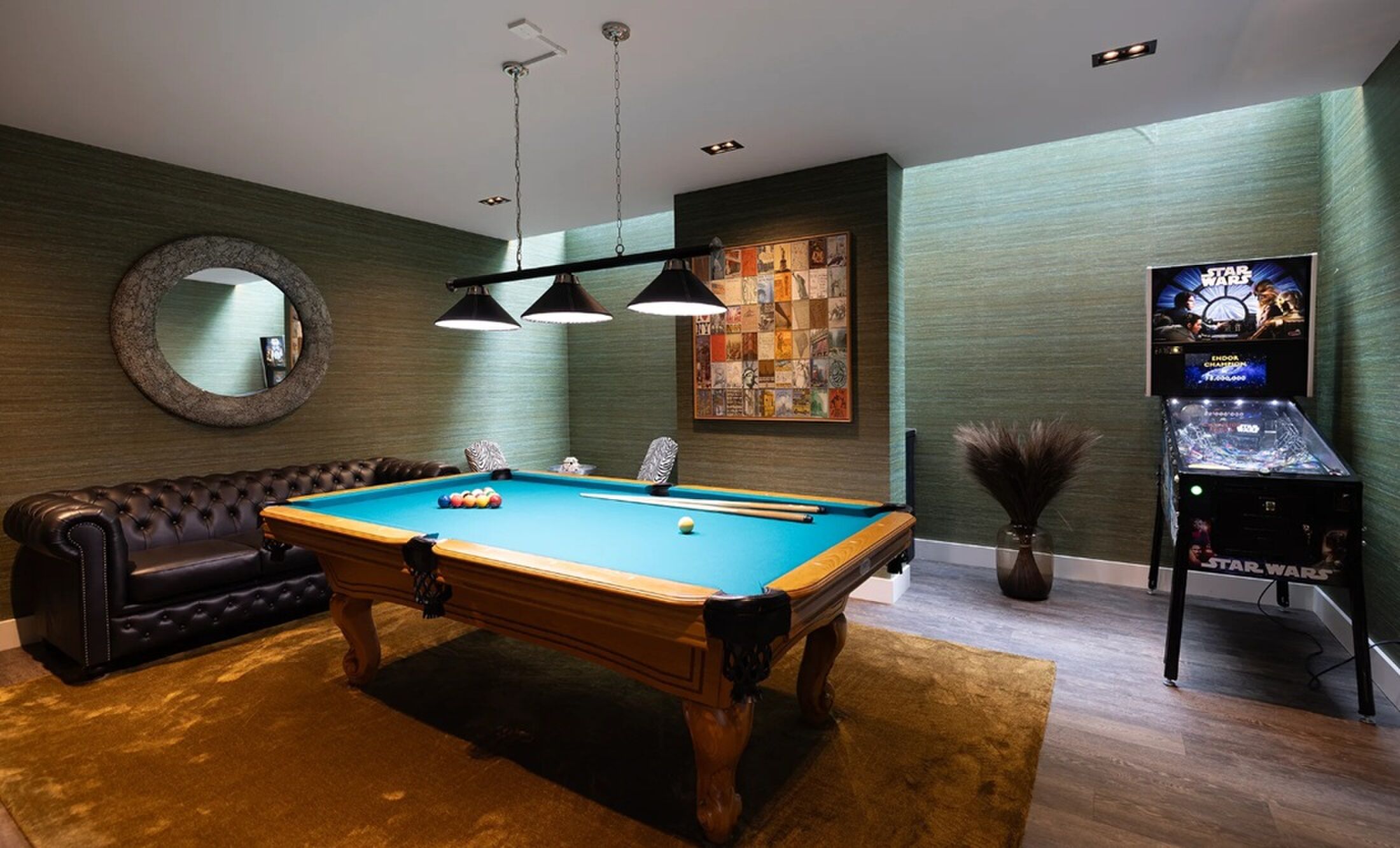 De entertainmentruimte met pooltafel.