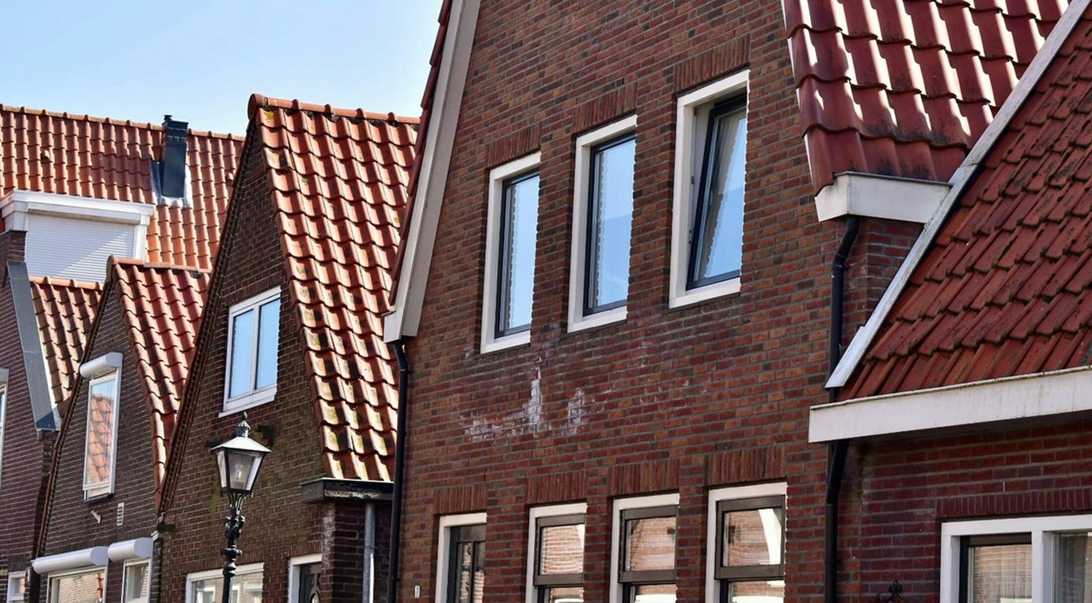 Een aantal woningen naast elkaar.