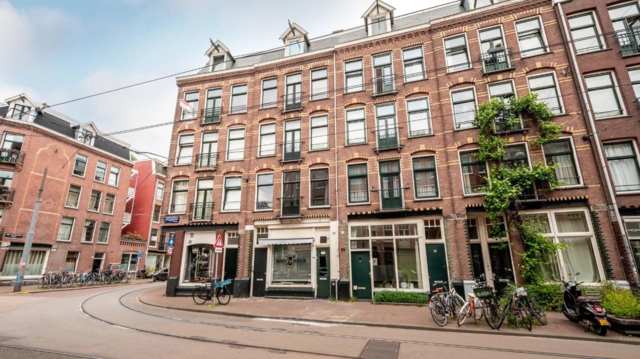 De buitenkant van het appartement in de Jordaan.