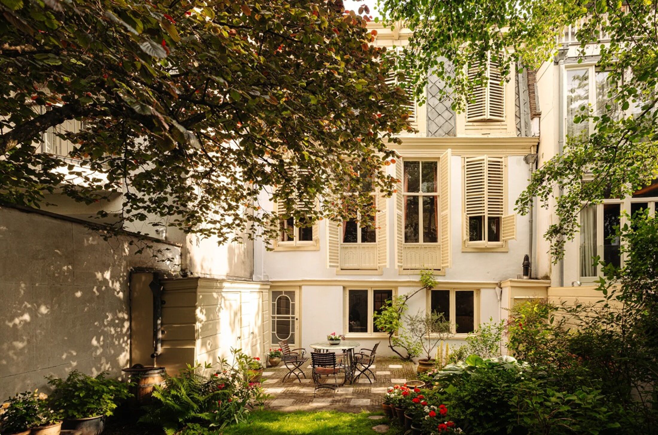 De achtertuin van het grachtenpand in Amsterdam.