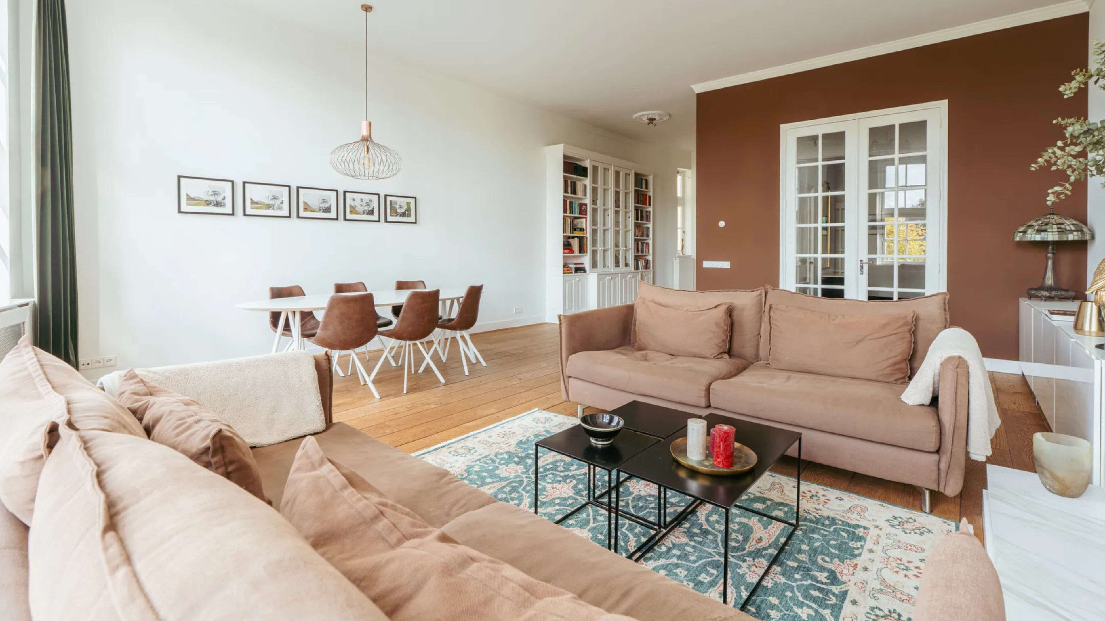 De living van het door John de Mol verkochte penthouse.
