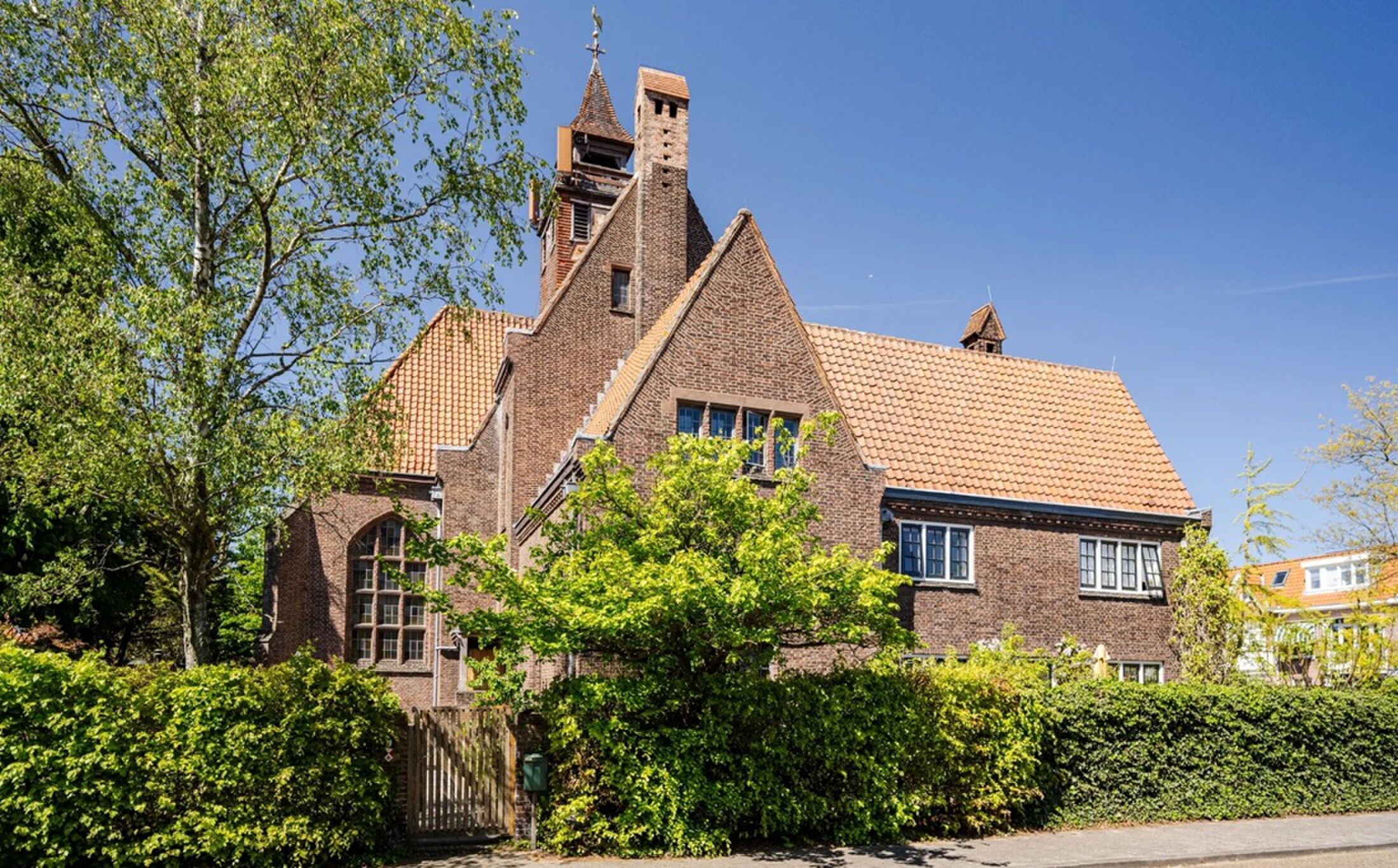 De buitenzijde van het tot woning omgebouwde kerkgebouw.