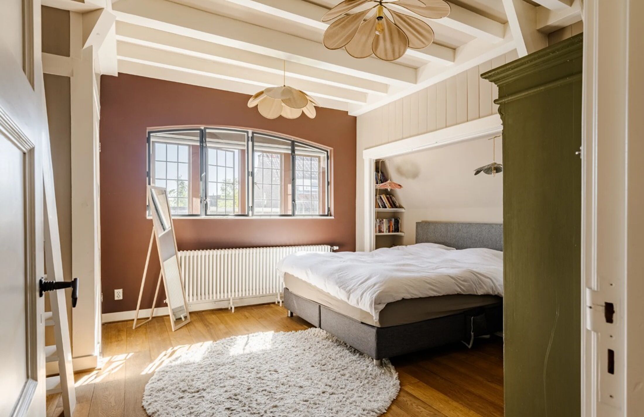 De mastersuite met houten plafond.