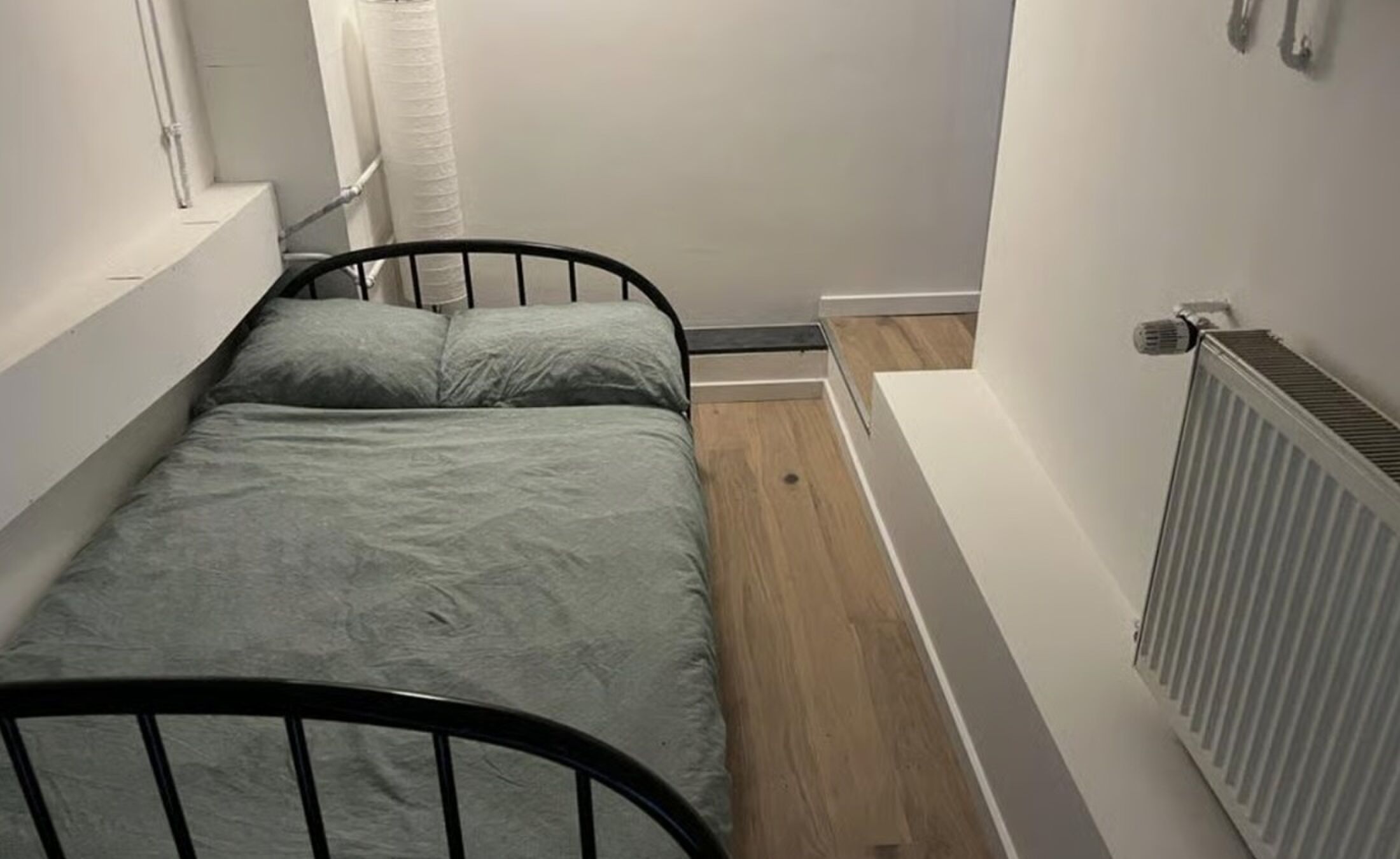 De krappe slaapkamer.