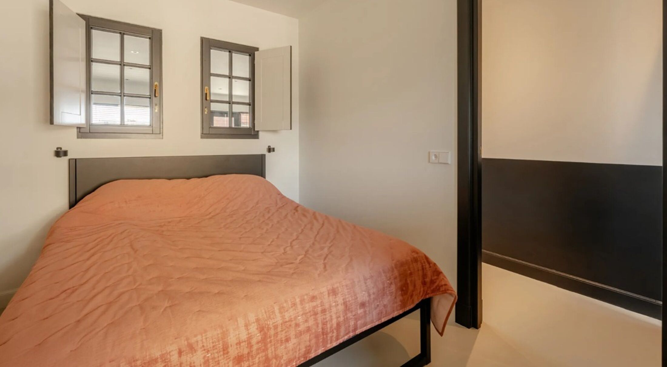 De slaapkamer van het appartement.