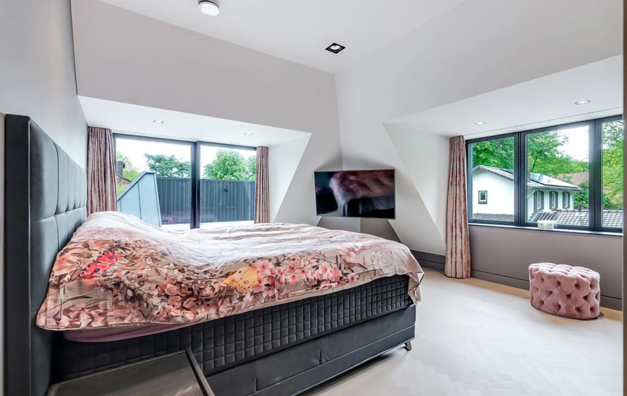 De masterbedroom met eigen badkamer.