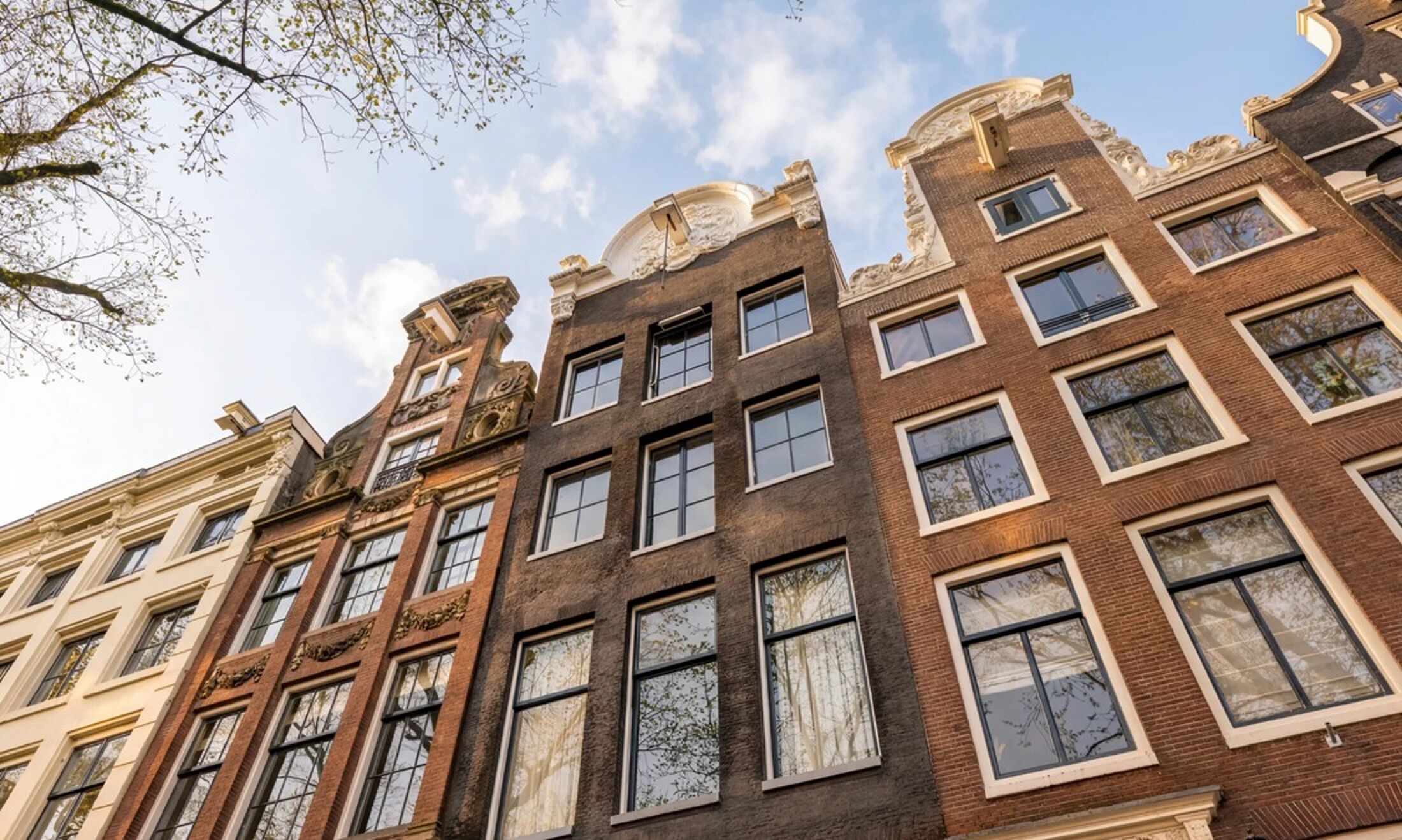 Amsterdams grachtenpand dat te koop staat.