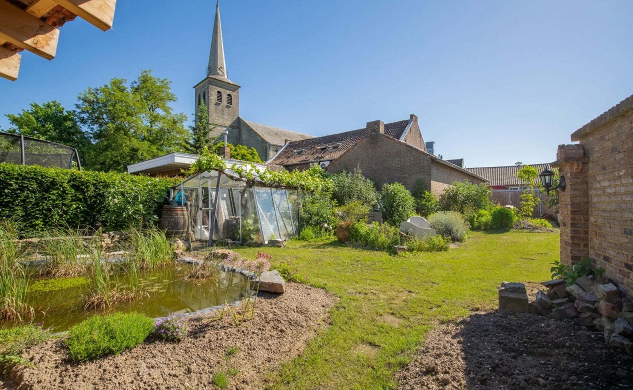 De tuin van de boerderijwoning.