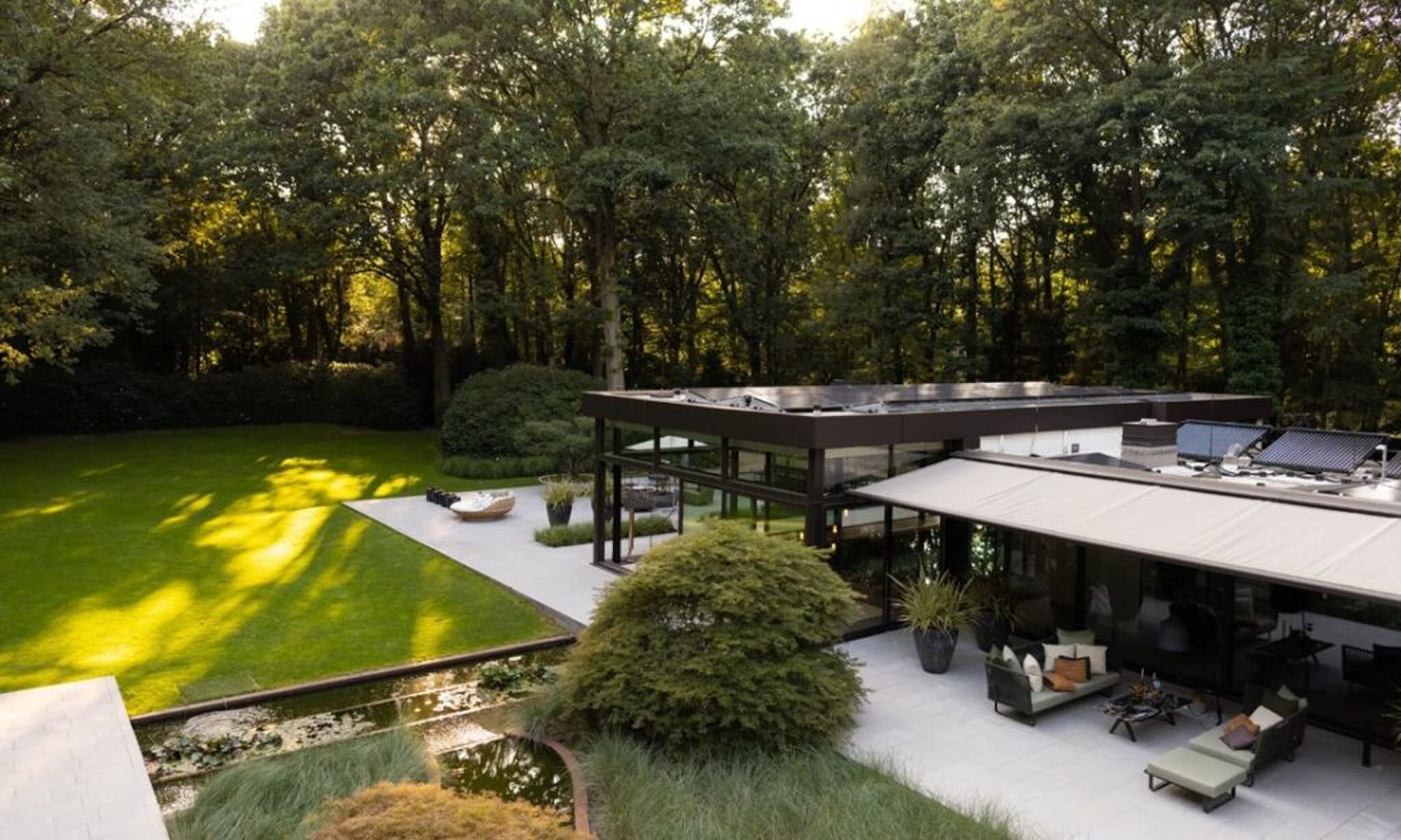 De tuin van de villa in Huis ter Heide.