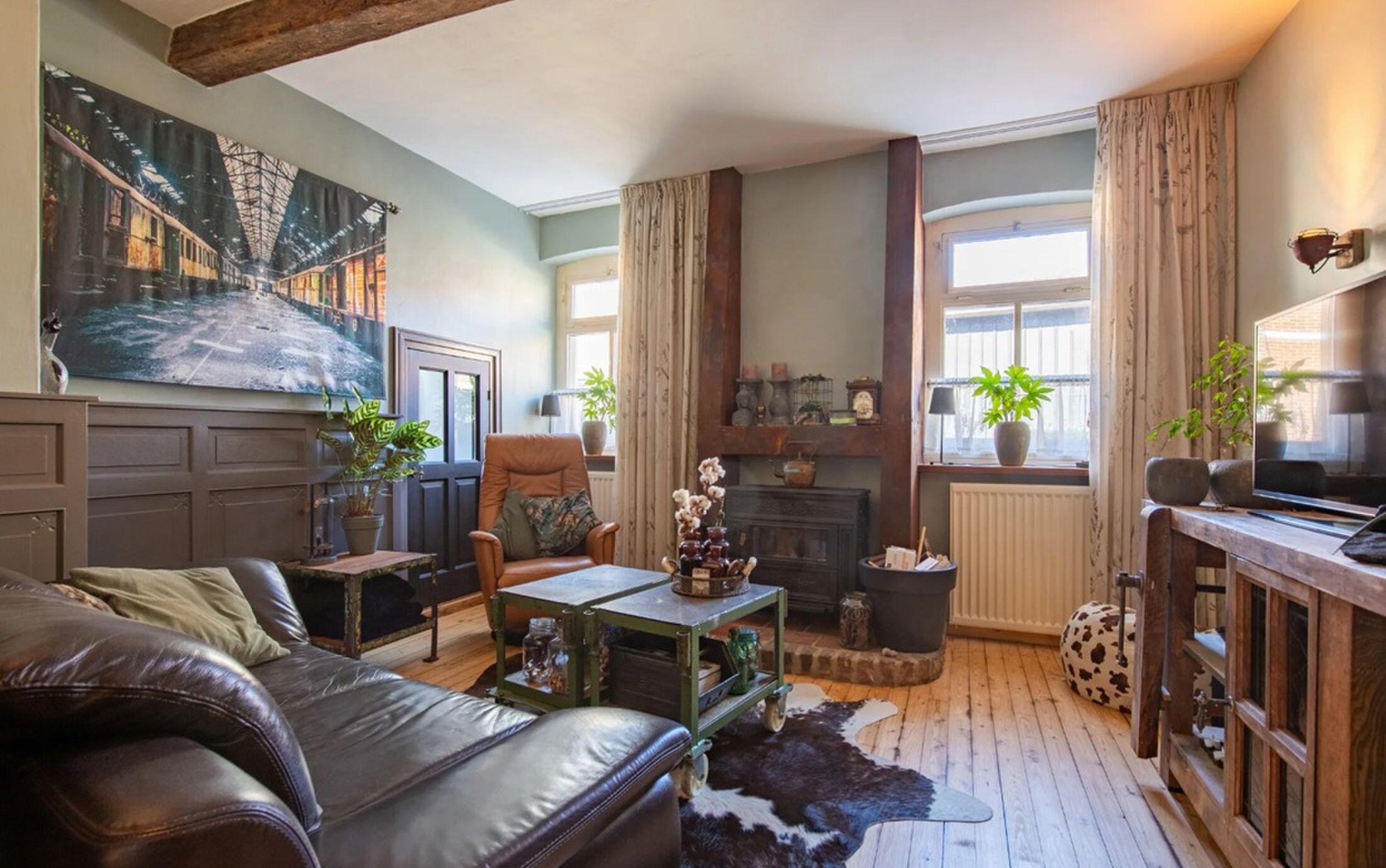 De living met verhoogd plafond.