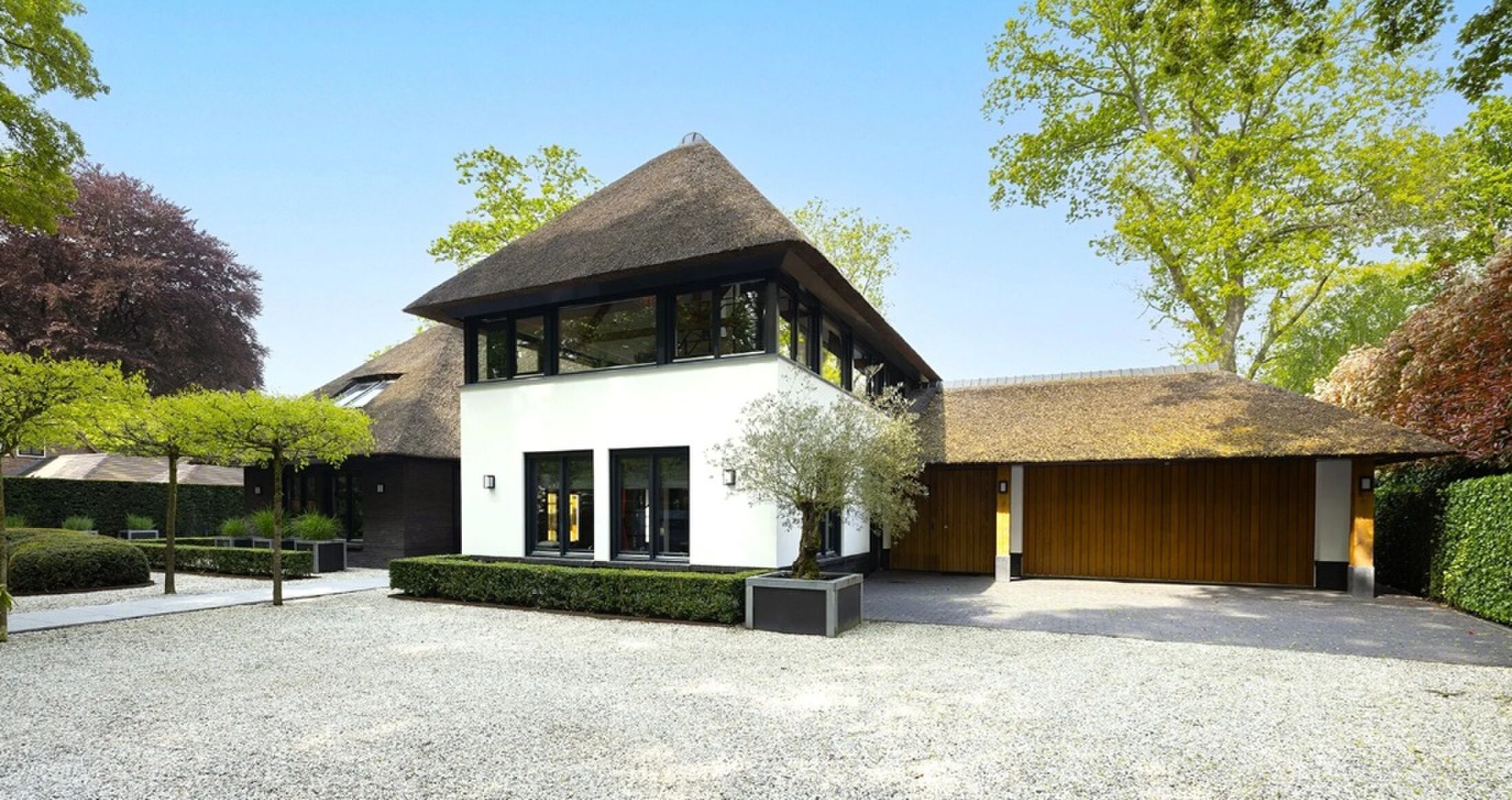 De voorzijde van de villa in Blaricum.