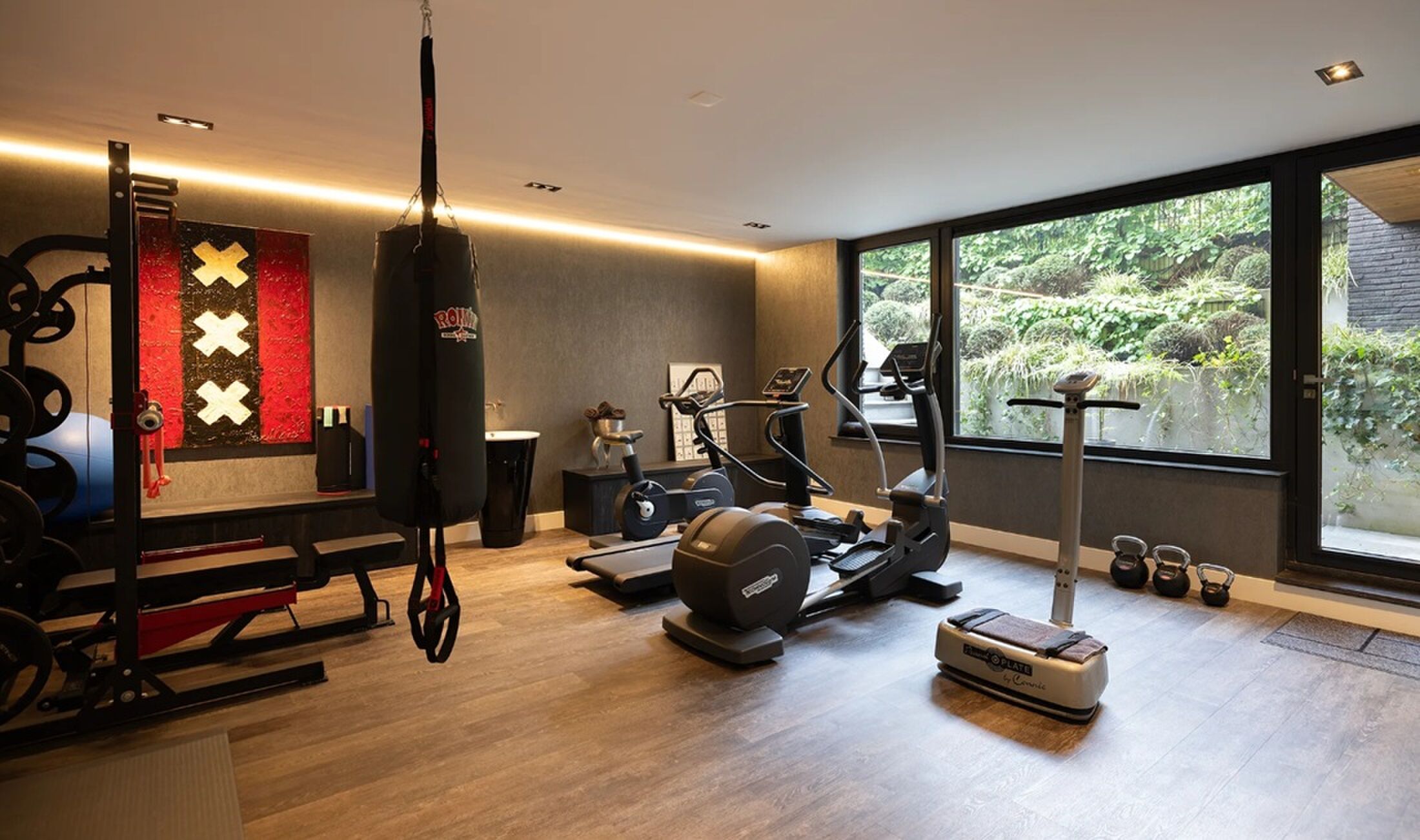 De riant ingerichte sportschool.