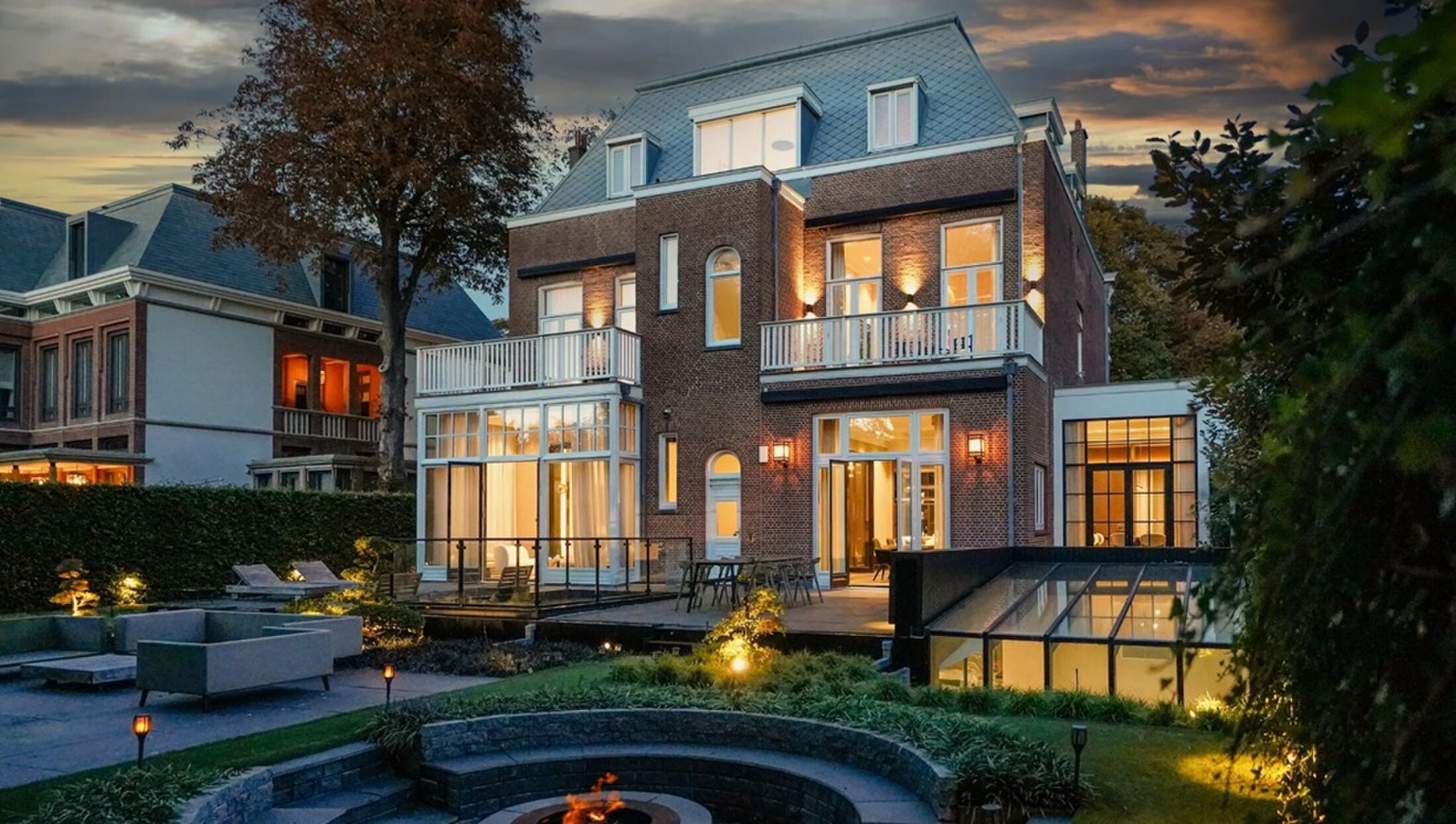 De achterzijde van de op Funda aangeboden villa in Den Haag.