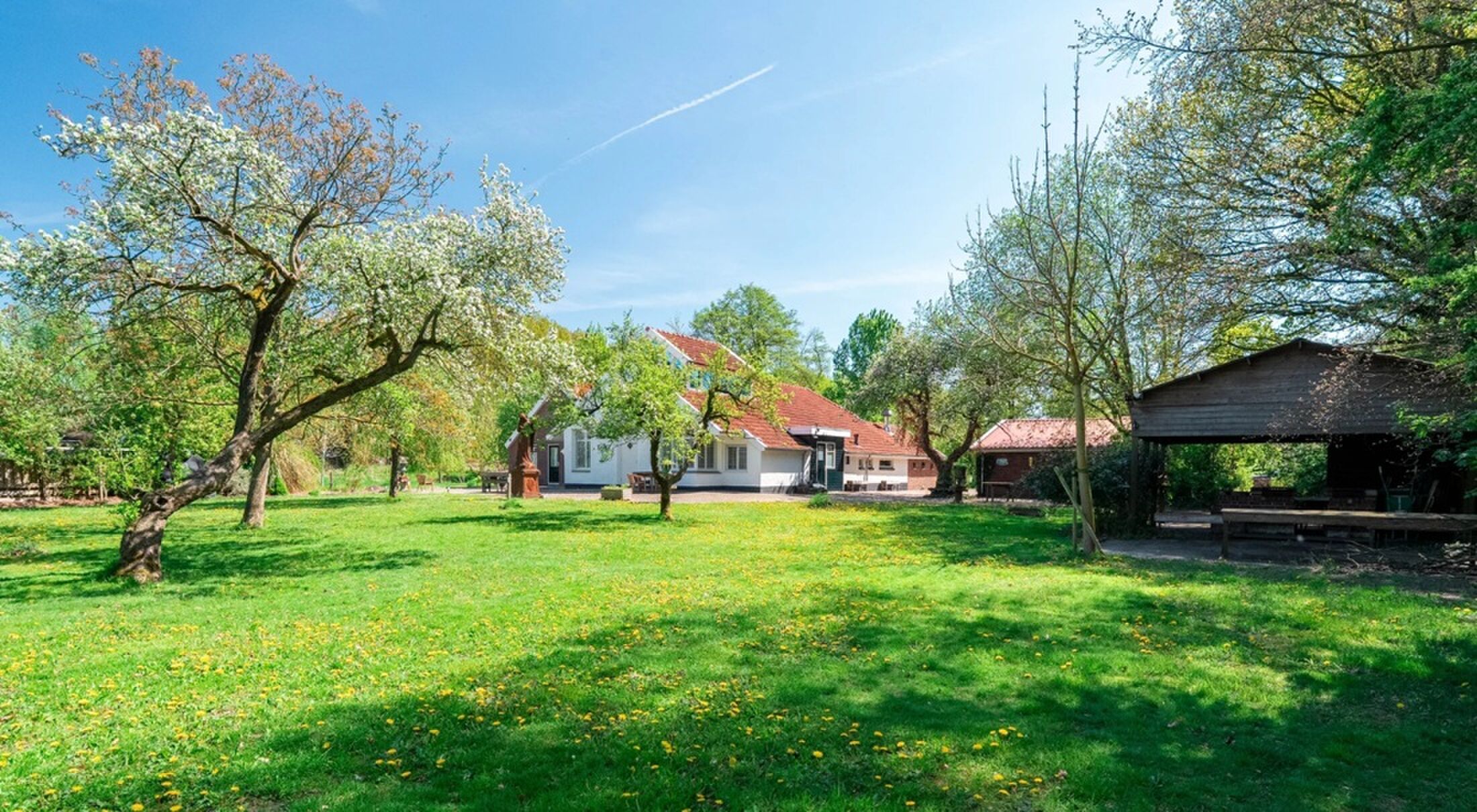 De villa op het ruime perceel.