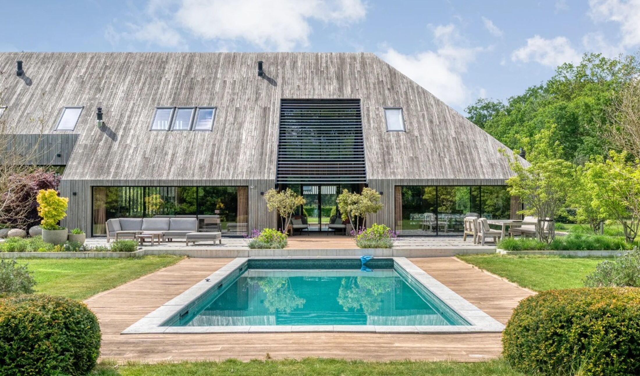 Het luxe zwembad van het landhuis in Drenthe.