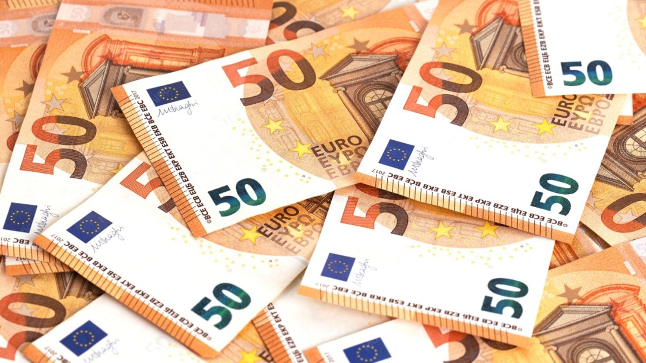Geld, waar banken strenger naar kijken als je het meer uitgeeft dan op je rekening staat.