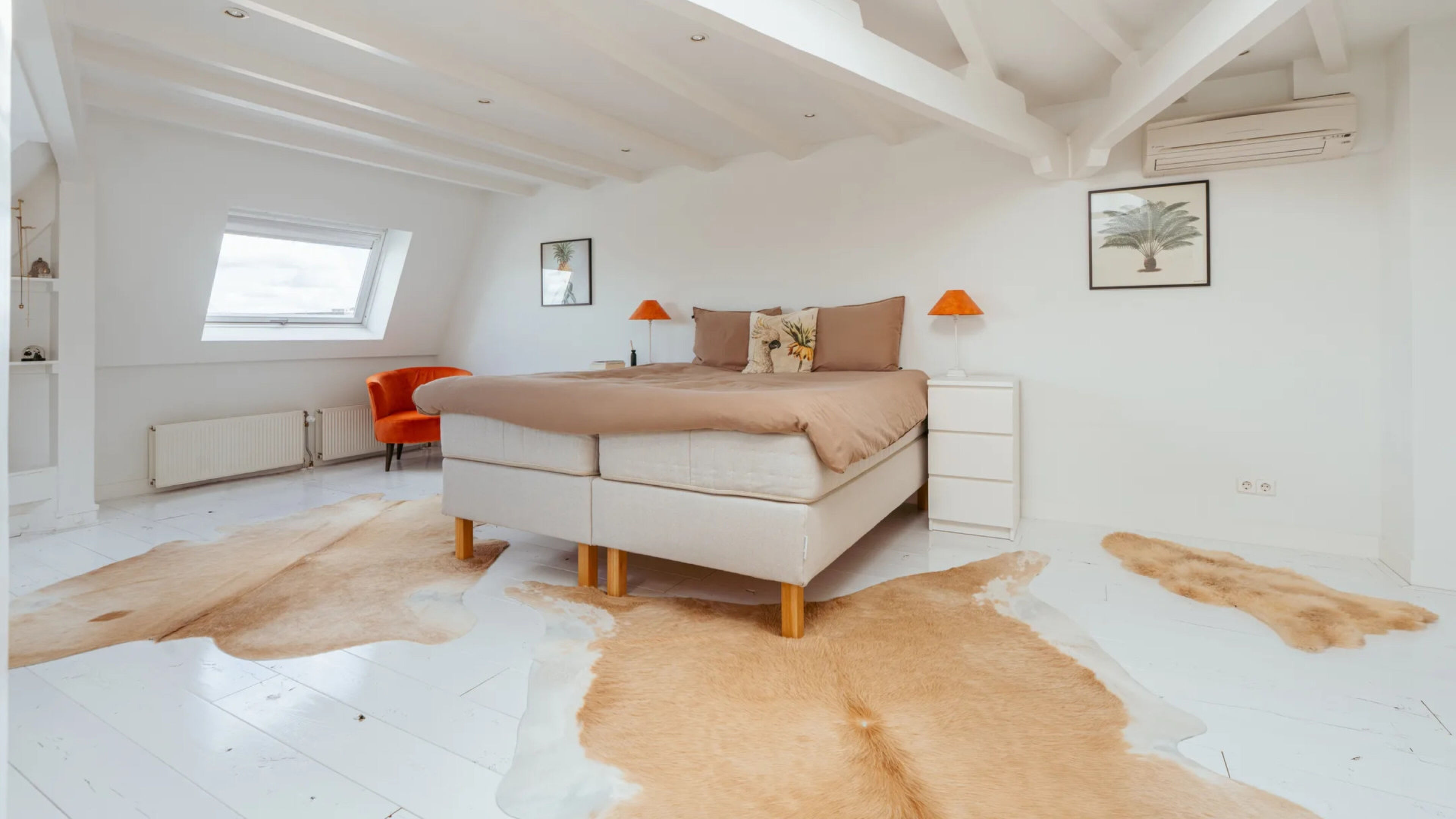 De slaapkamer in het voormalige penthouse van John de Mol.