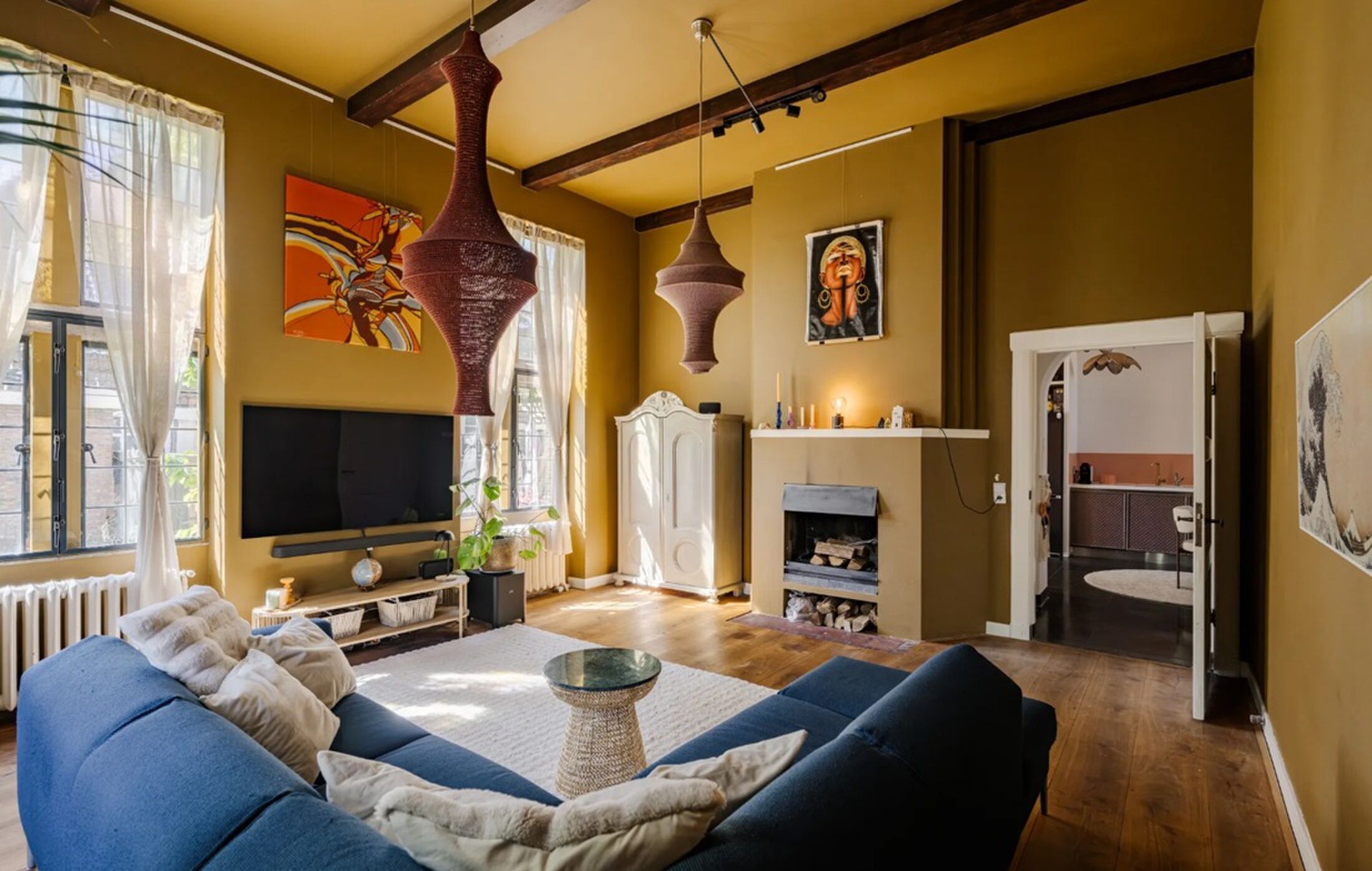 De living van de woning in een oud kerkgebouw.