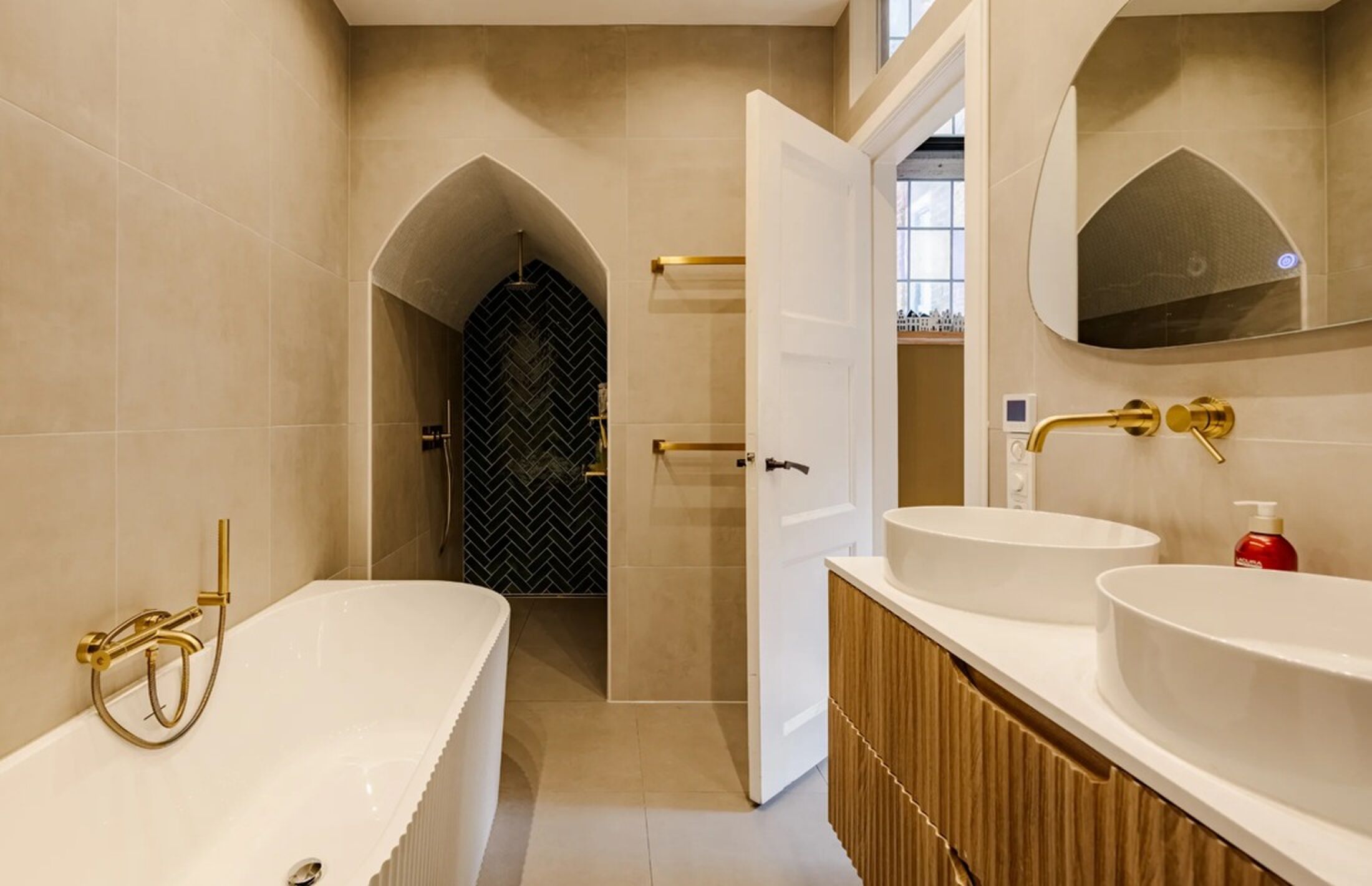 De bijzondere badkamer met ligbad.