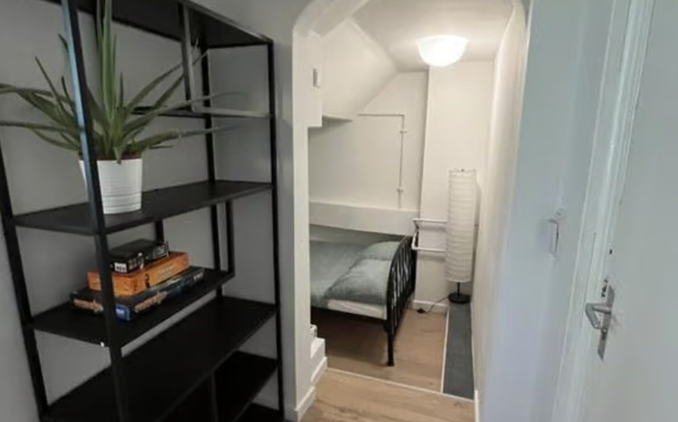 De slaapkamer van het appartement.