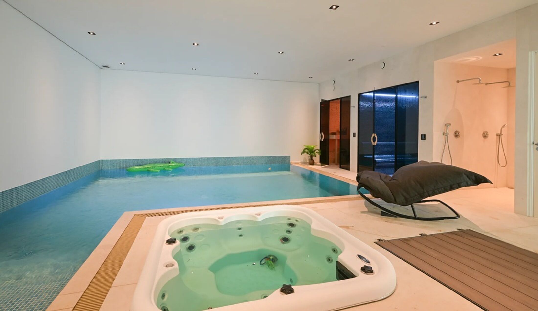 De wellnessruimte in de vrijstaande woning.