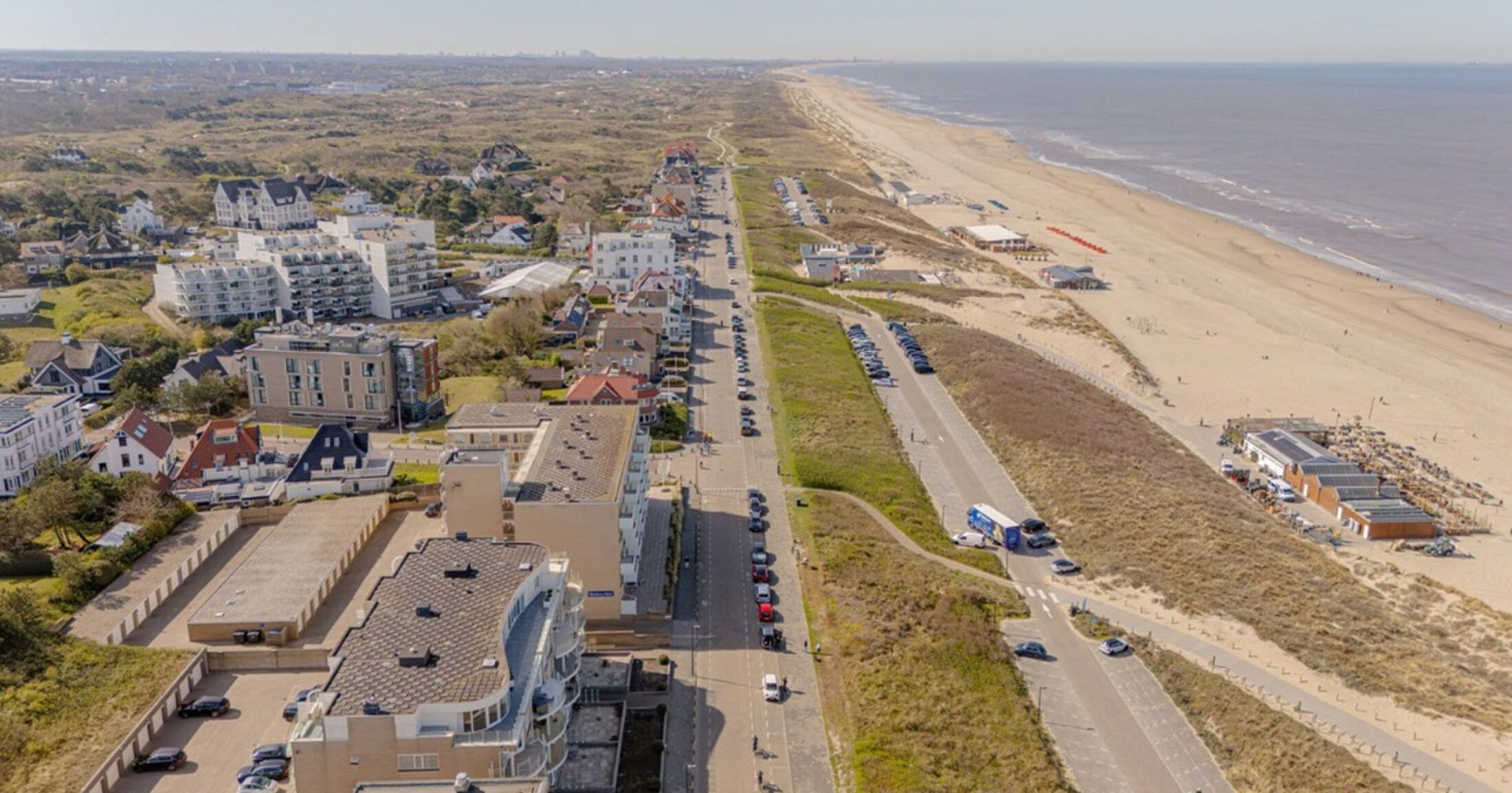 De kust van Noordwijk, waar de woning zich begeeft.